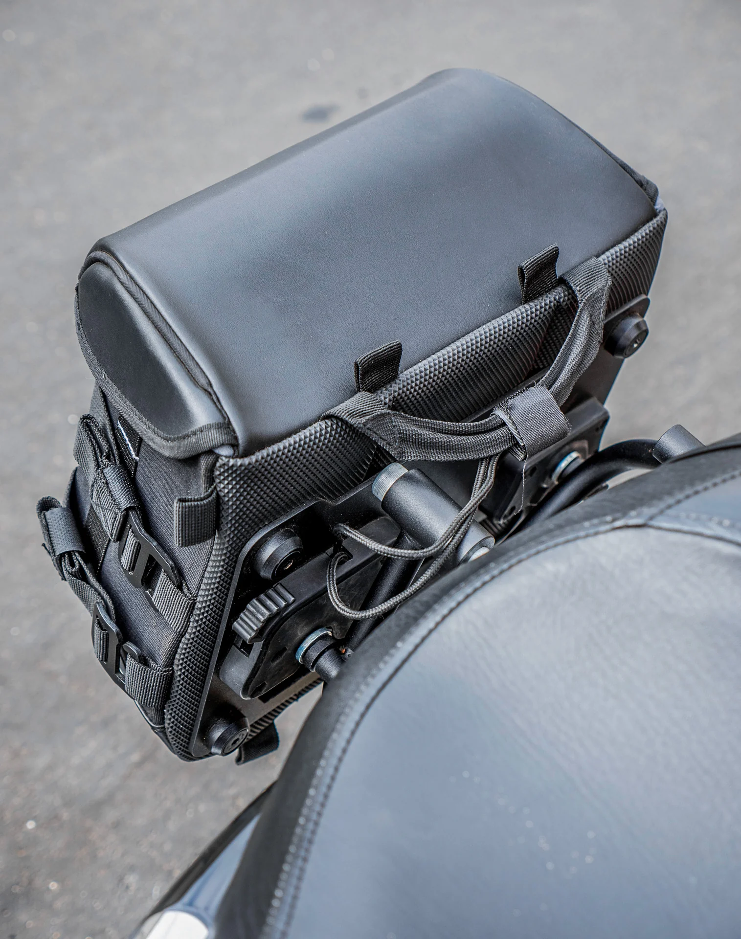 10L - Incognito Quick Mount Small Solo Motorcycle Saddlebag (Right Only) for Harley Sportster 1200 Low XL1200L - Image 5