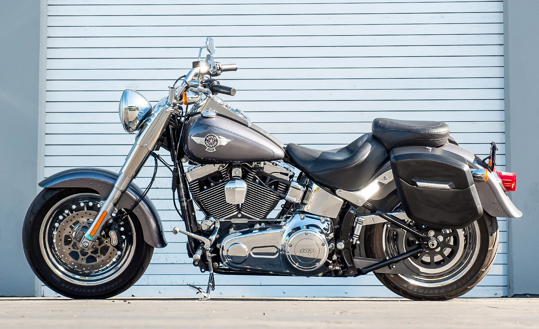 12L - Ironclad Quick Mount Medium Harley Softail Fat Boy Lo FLSTFB Matte Hard Solo Saddlebag (Left Only) - Image 2