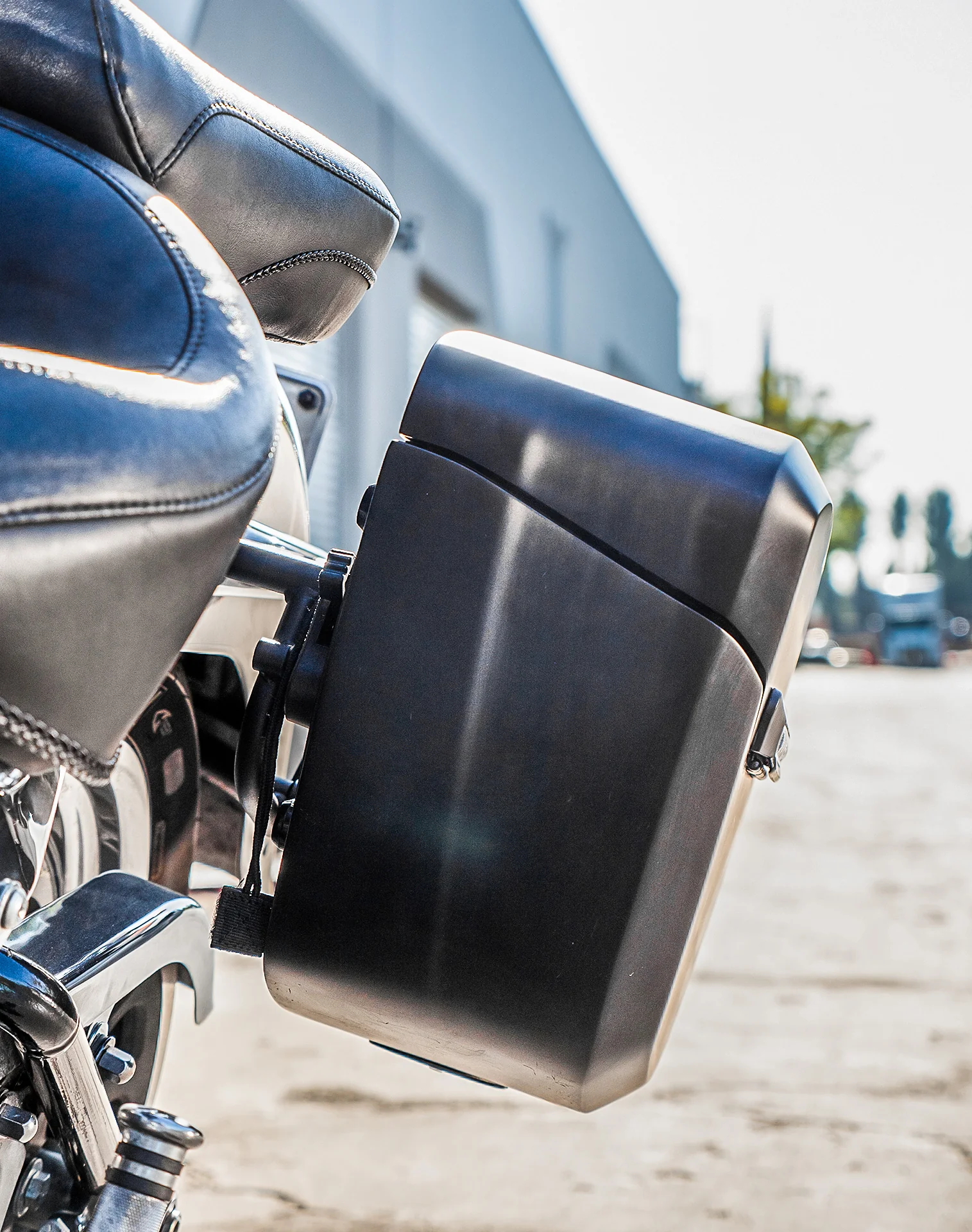 12L - Ironclad Quick Mount Medium Harley Softail Fat Boy Lo FLSTFB Matte Hard Solo Saddlebag (Left Only) - Image 5