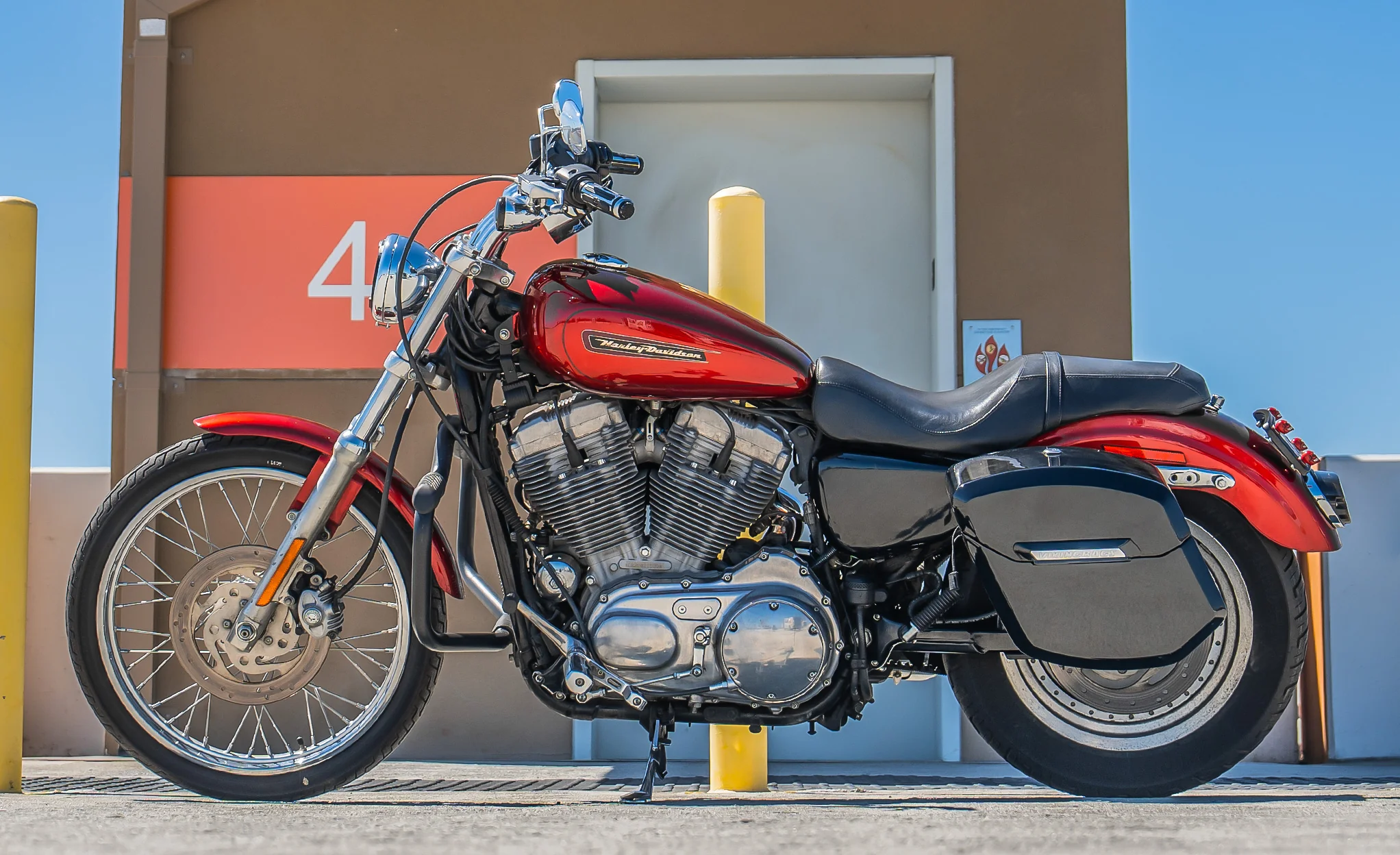 12L - Ironclad Quick Mount Medium Harley Sportster 883 Custom XL883C Painted Hard Solo Saddlebag (Left Only) - Image 2