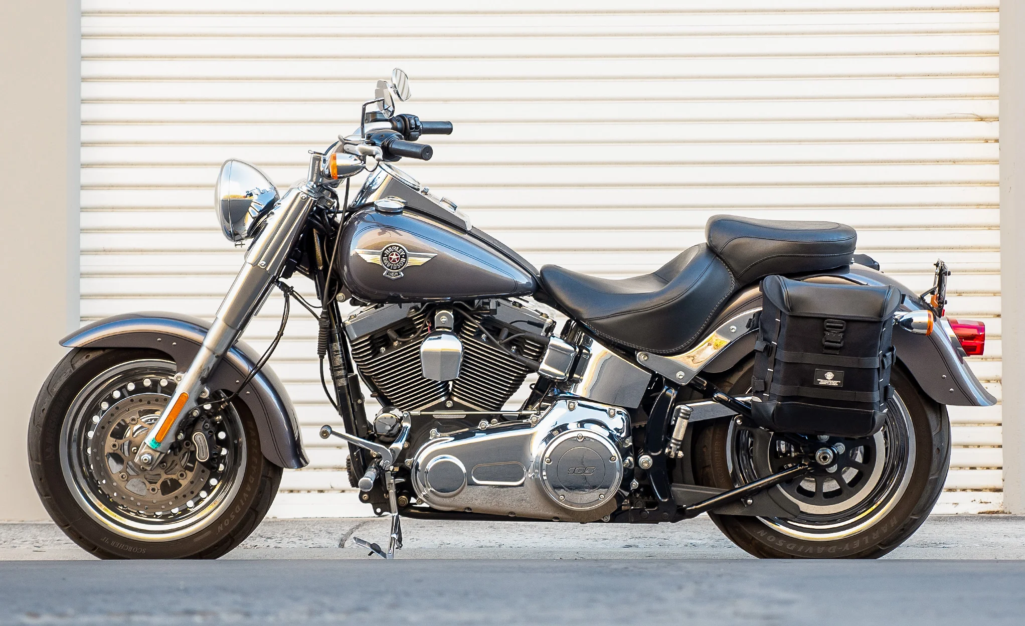 15L - Incognito Quick Mount Medium Solo Saddlebag (Left Only) for Harley Softail Fat Boy Lo FLSTFB - Image 2