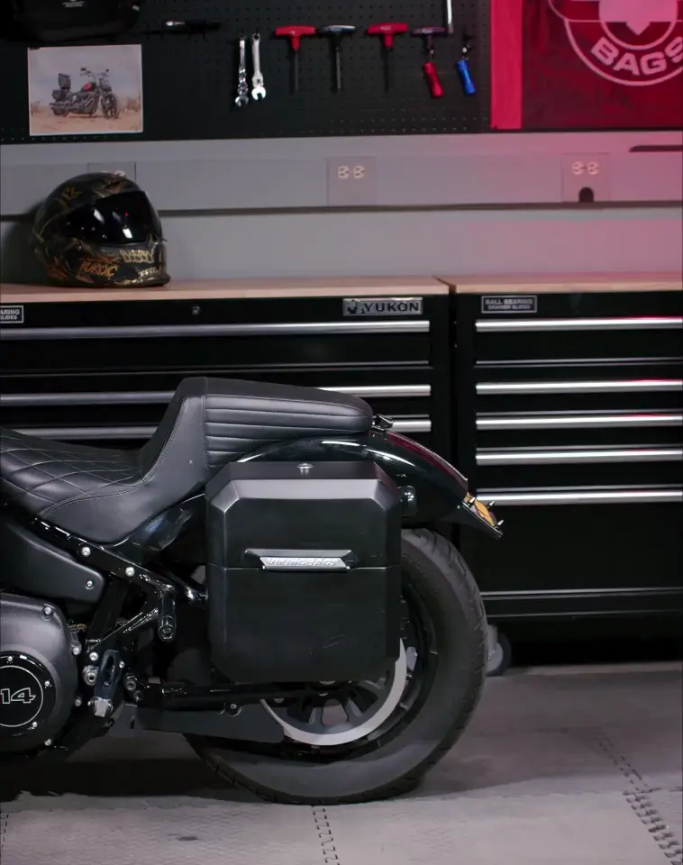 15L - Outlaw Quick-Mount Harley Softail Fat Bob FXFB/S Matte Hard Solo Saddlebag (Right Only) - Image 6