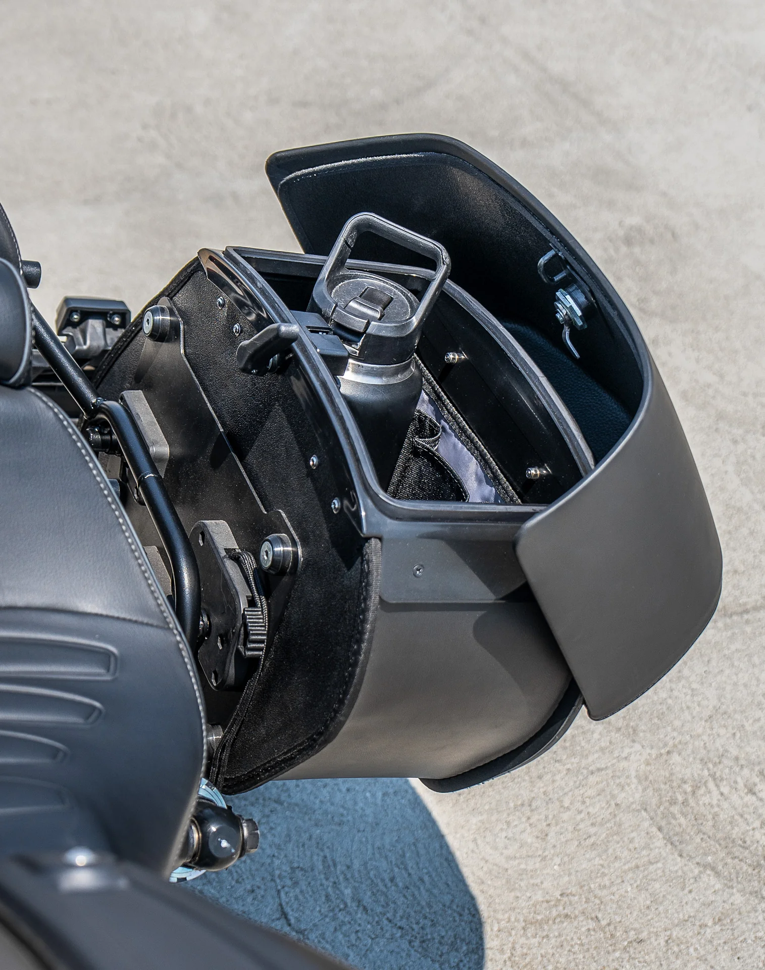 28L - Baelor Quick-Mount Medium 2025+ Indian Scout Sixty Bobber Motorcycle Saddlebags - Image 6