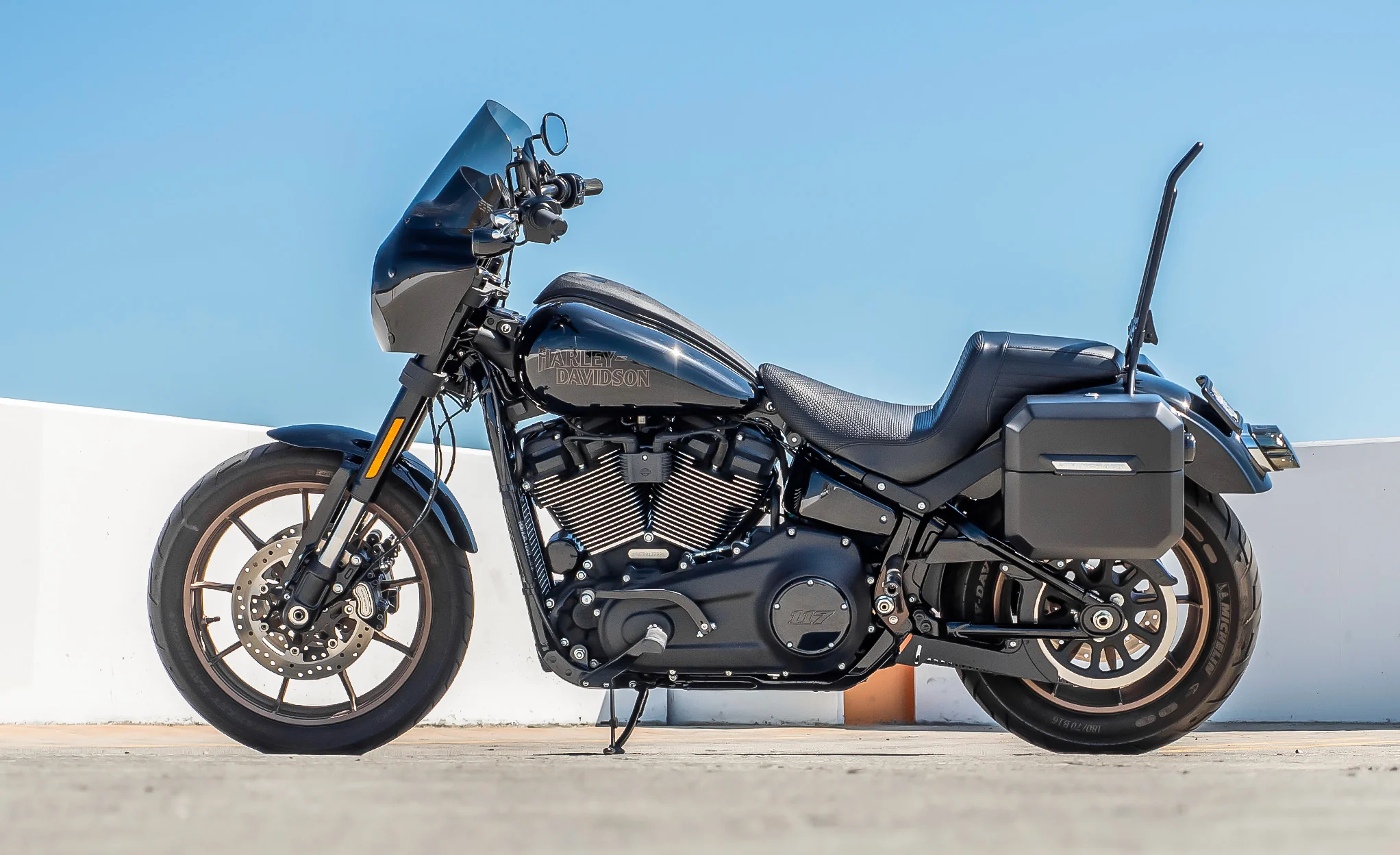 20L - Outlaw Quick-Mount Small Harley Softail Low Rider S FXLRS Matte Hard Saddlebags - Image 2
