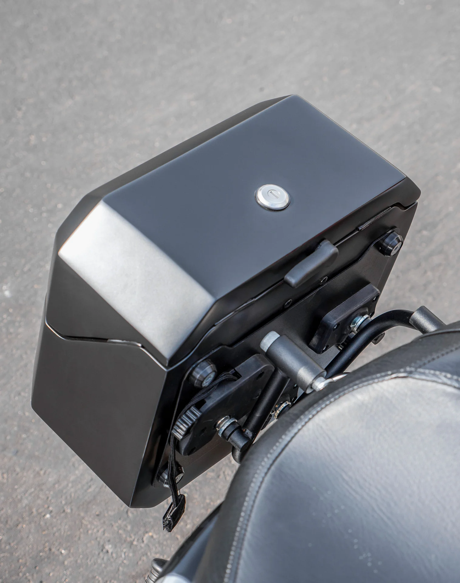 20L - Outlaw Quick-Mount Small Harley Sportster 1200 Low XL1200L Matte Hard Saddlebags - Image 5