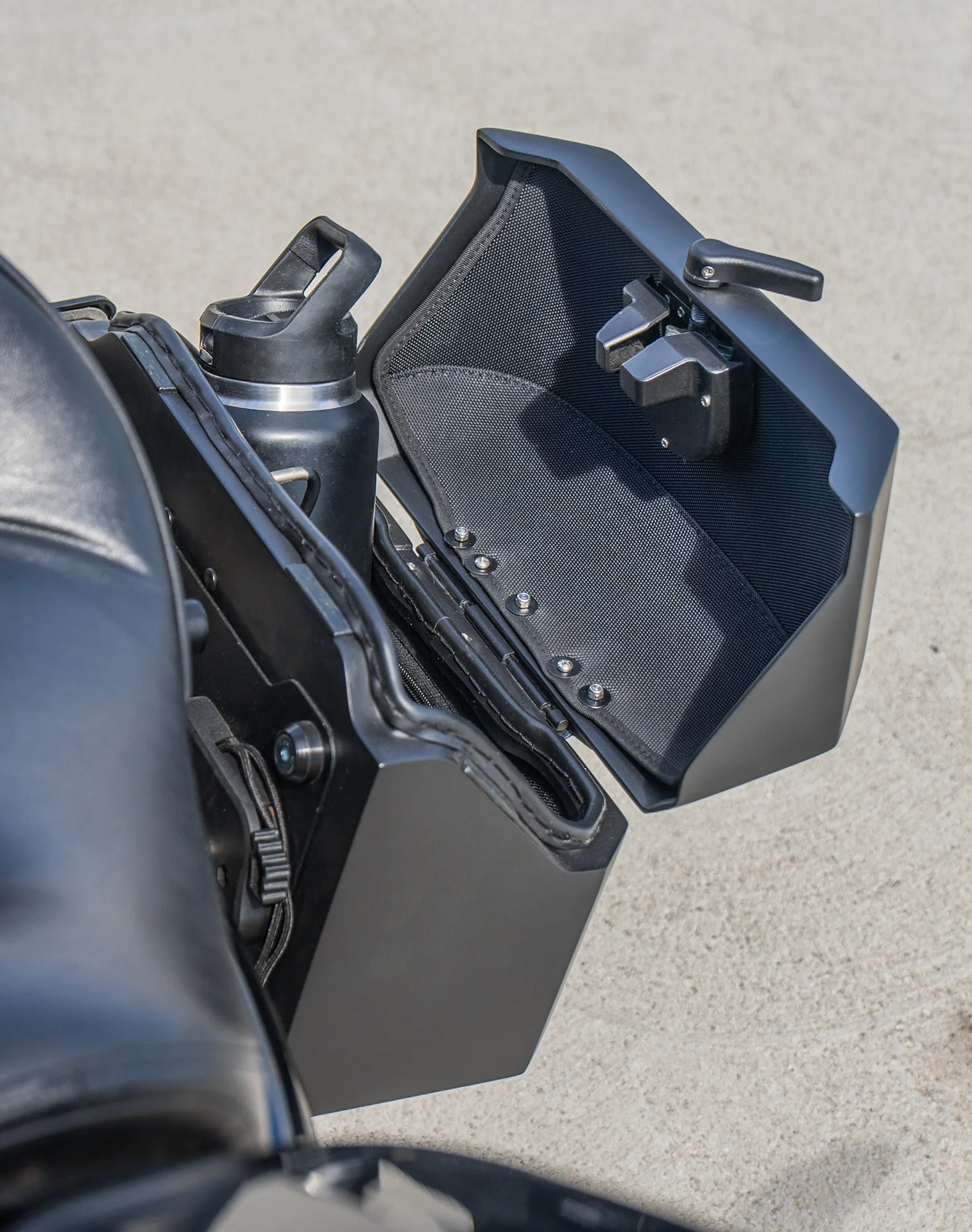 20L - Outlaw Quick-Mount Small Harley Sportster Iron 1200 XL1200NS Matte Hard Saddlebags - Image 6