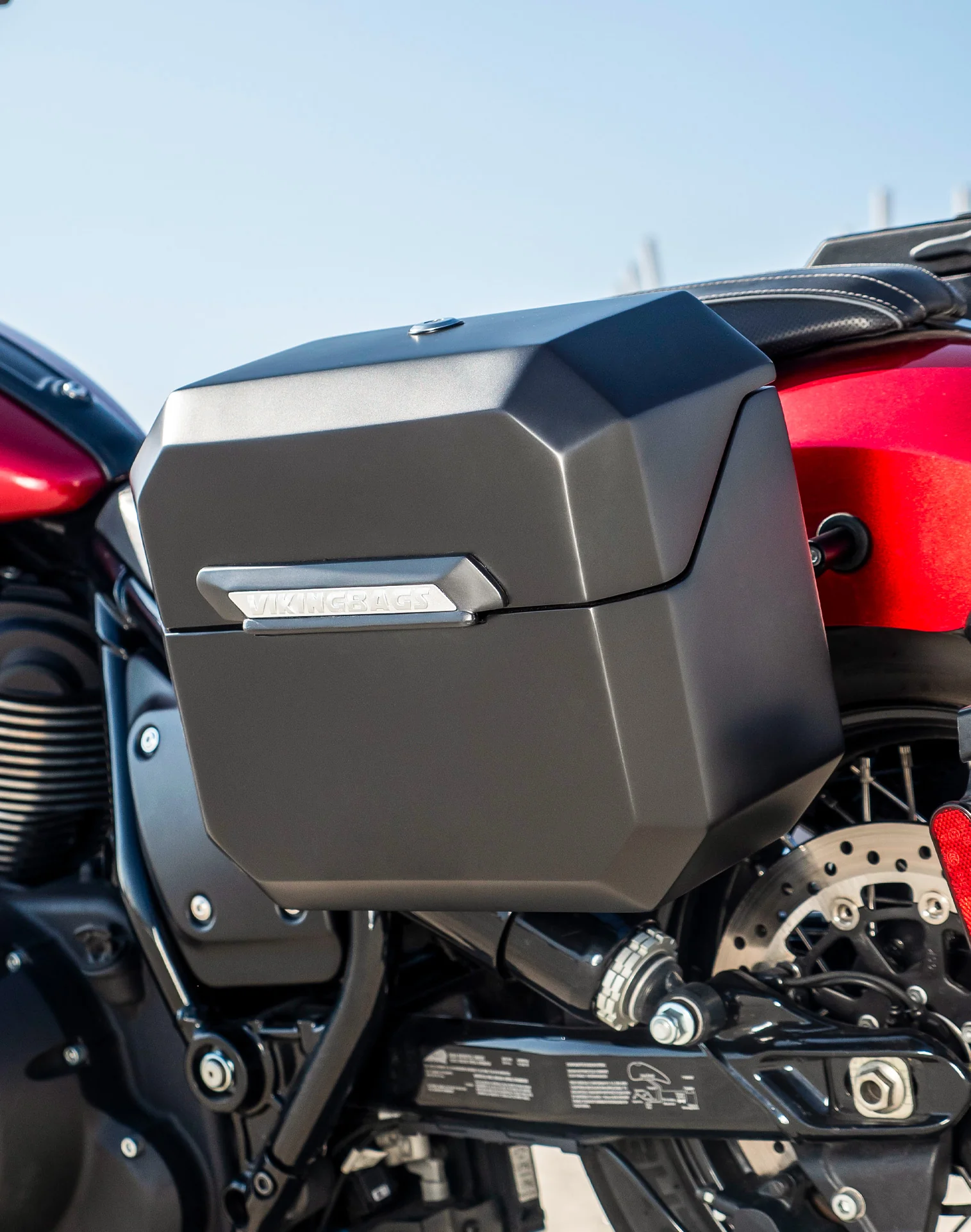 20L - Outlaw Quick-Mount Small Indian Chief Bobber Dark Horse Matte Hard Saddlebags - Image 4