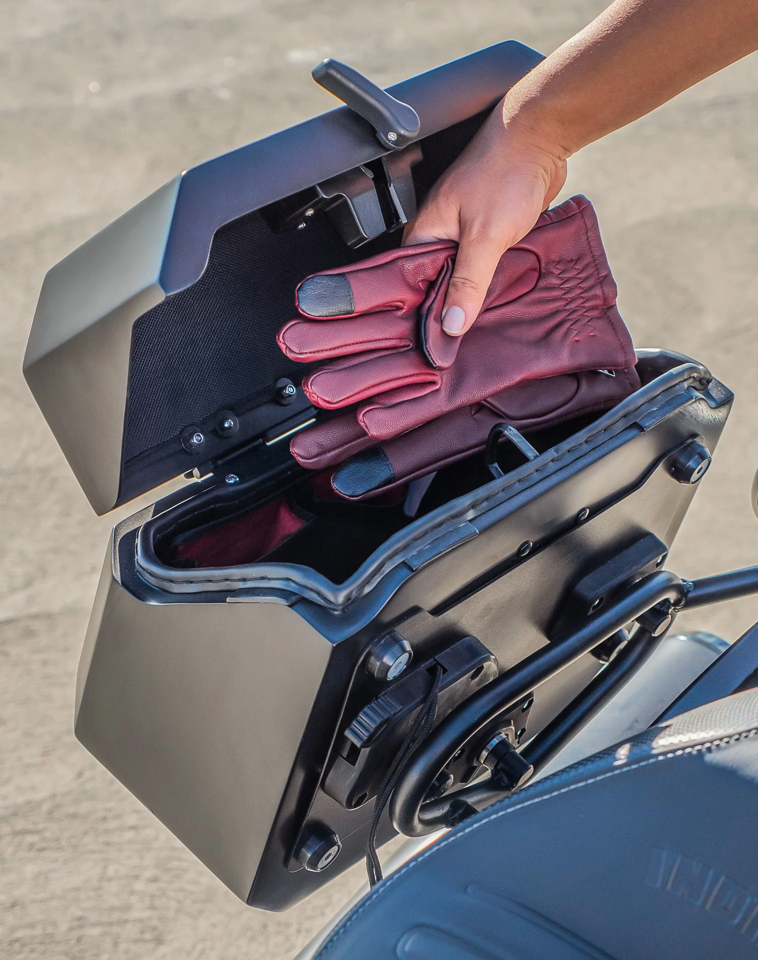 20L - Outlaw Quick-Mount Small Indian Scout Bobber Sixty Matte Hard Saddlebags - Image 6