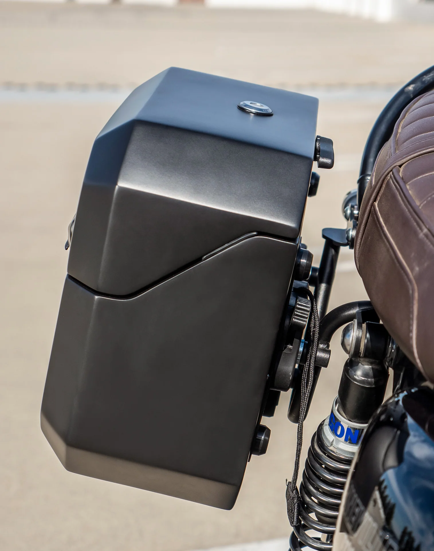 20L - Outlaw Quick-Mount Small Triumph Bonneville T100 Matte Hard Saddlebags - Image 5