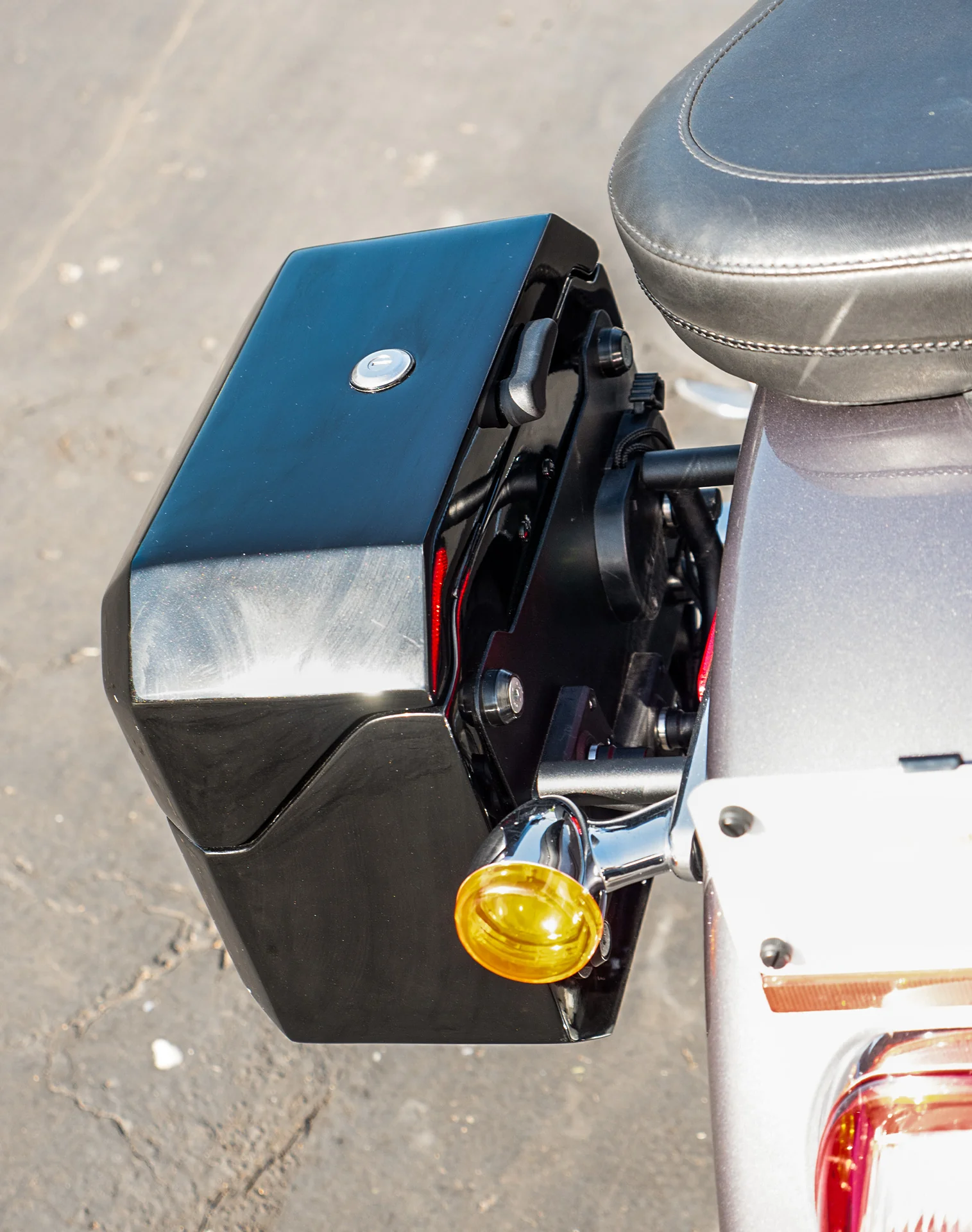 20L - Outlaw Quick-Mount Small Leather Wrapped Hard Saddlebags for Harley Softail Fat Boy FLSTF/I - Image 5