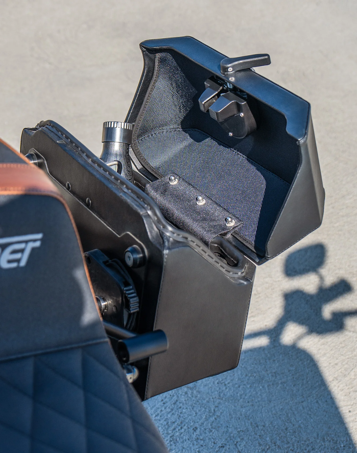 20L - Outlaw Quick-Mount Small Harley Dyna Super Glide FXD Leather Wrapped Hard Saddlebags - Image 6
