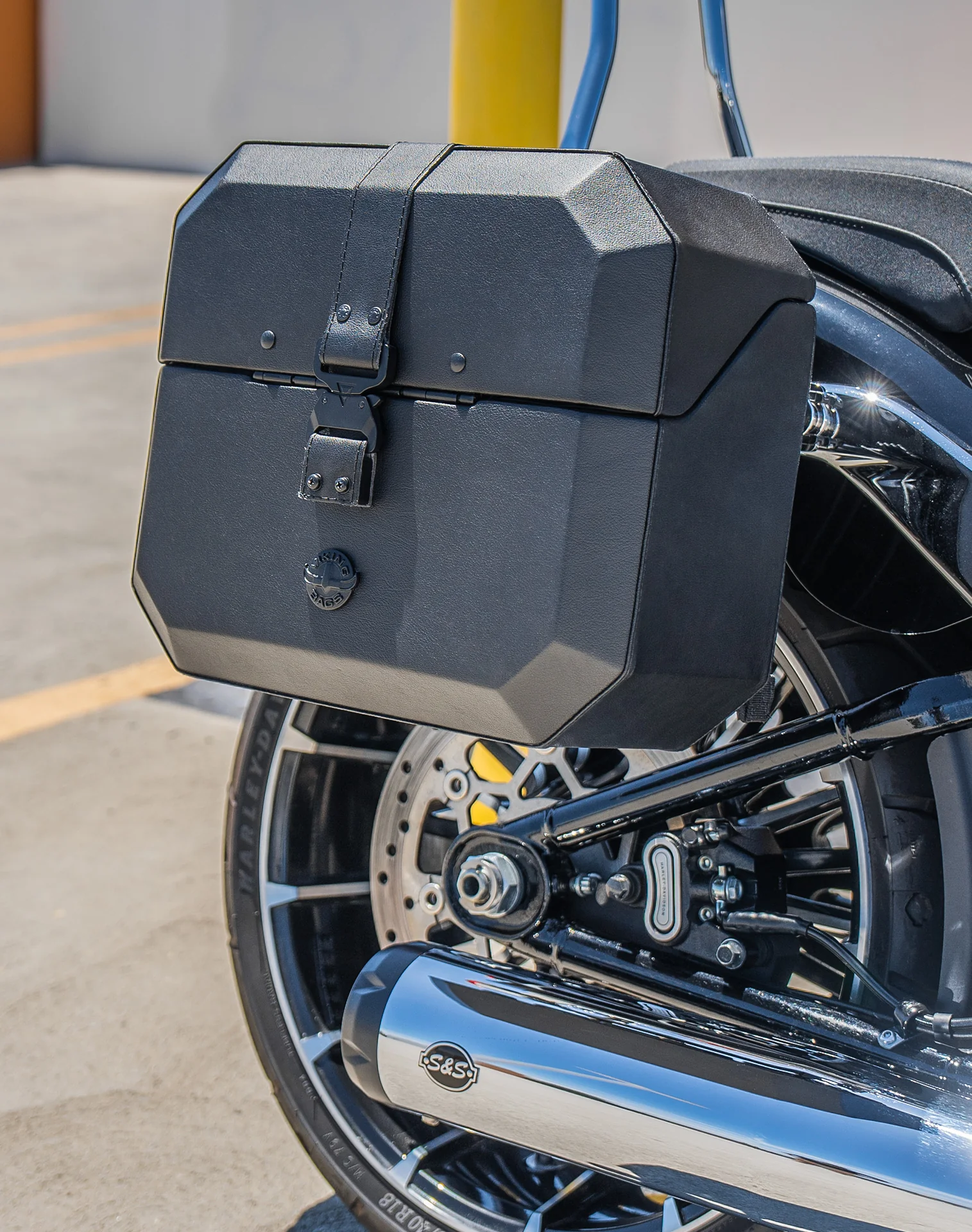 20L - Outlaw Quick-Mount Small Harley Softail Breakout FXBR/S Leather Wrapped Hard Saddlebags - Image 5