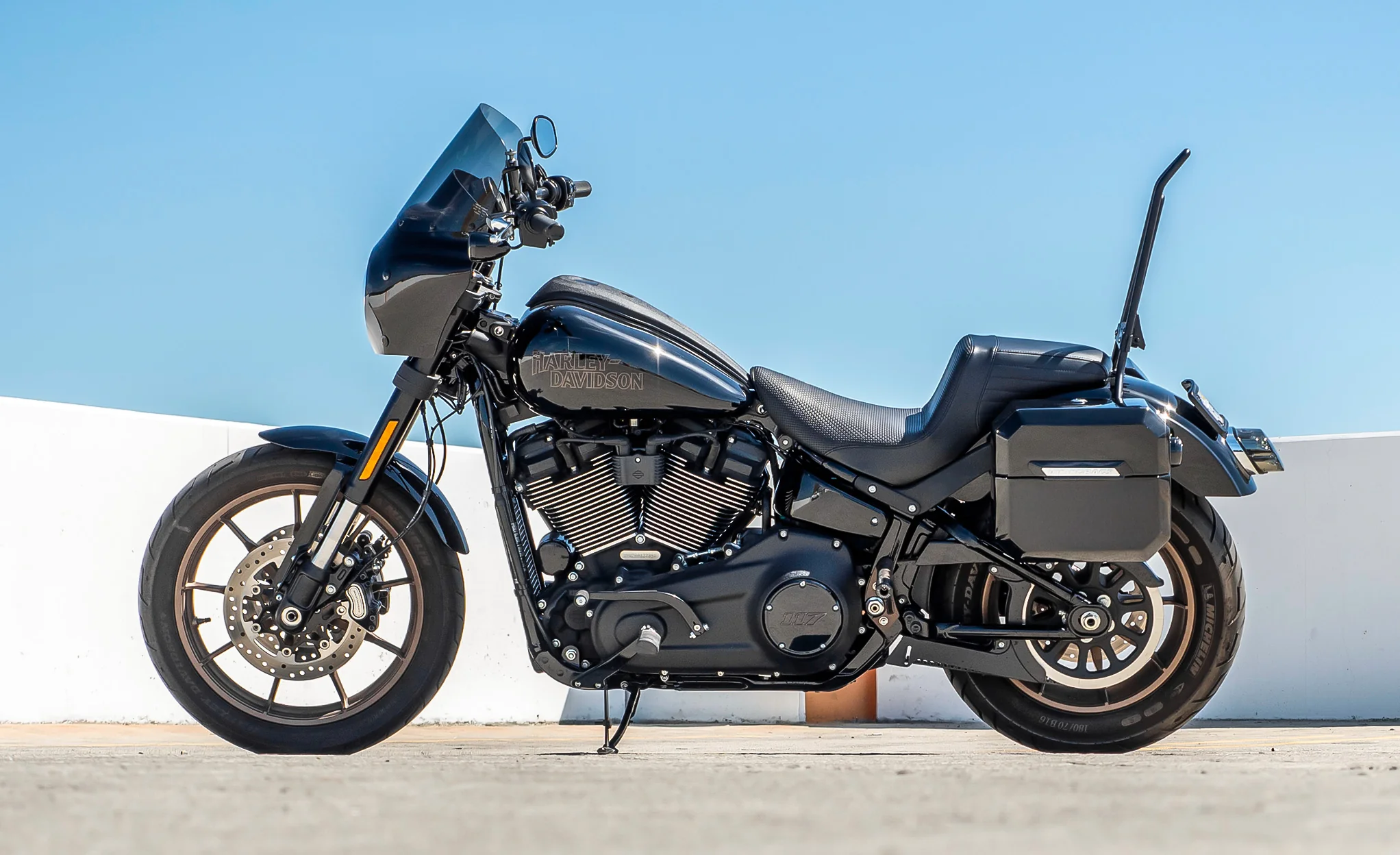 20L - Outlaw Quick-Mount Small Harley Softail Low Rider S FXLRS Painted Hard Saddlebags - Image 2