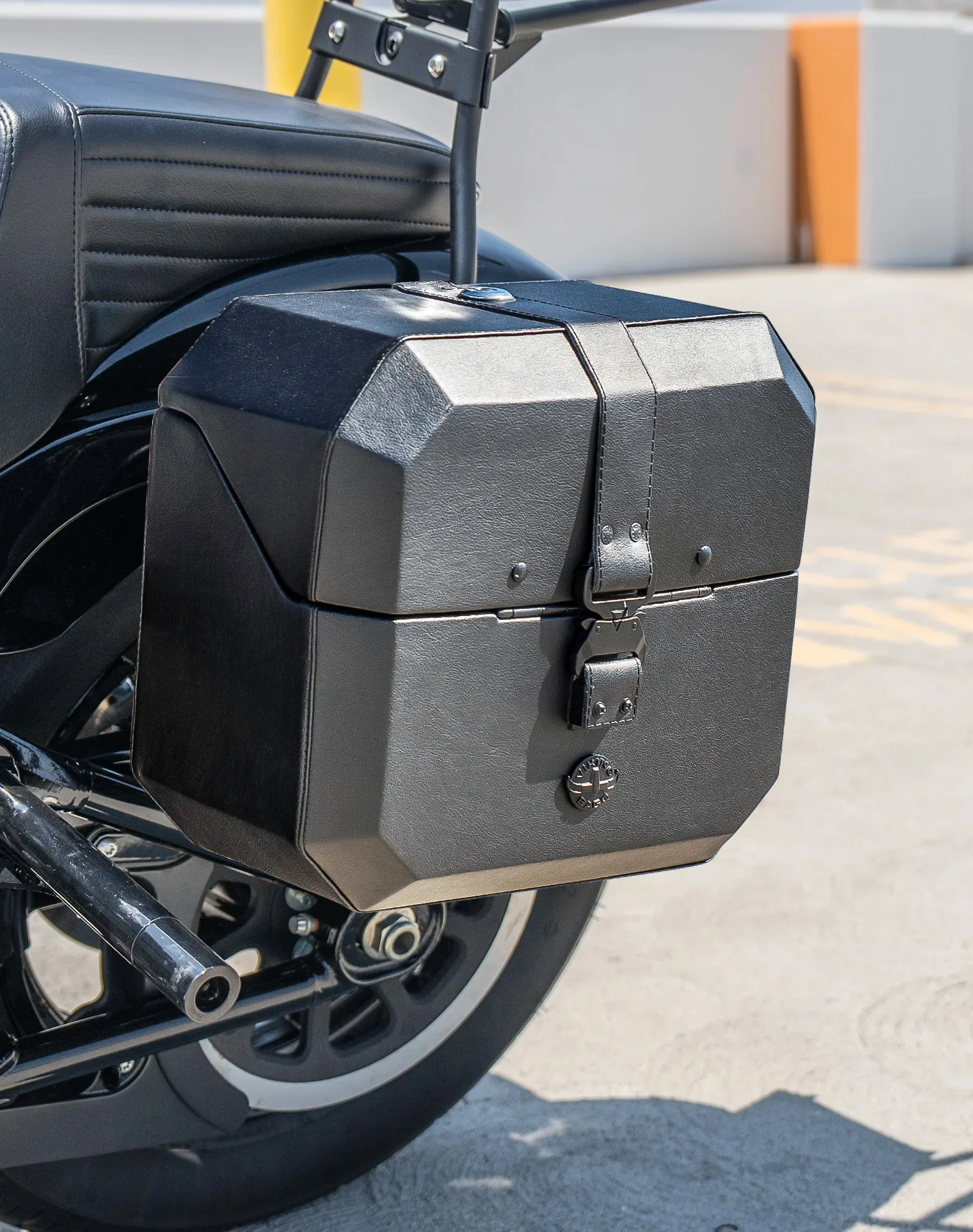 20L - Outlaw Quick-Mount Small Harley Softail Street Bob Leather Wrapped Hard Saddlebags - Image 5