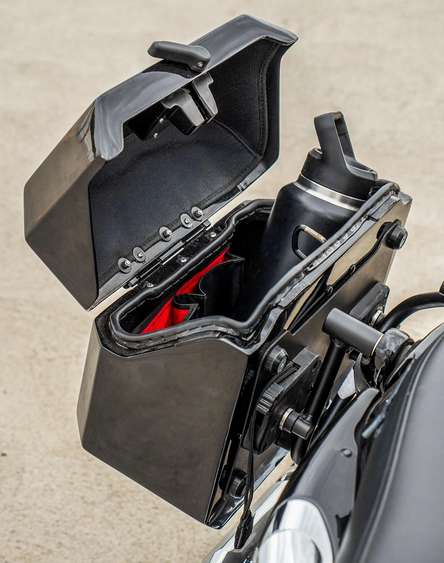 20L - Outlaw Quick-Mount Small Harley Sportster 1200 Custom XL1200C Painted Hard Saddlebags - Image 7