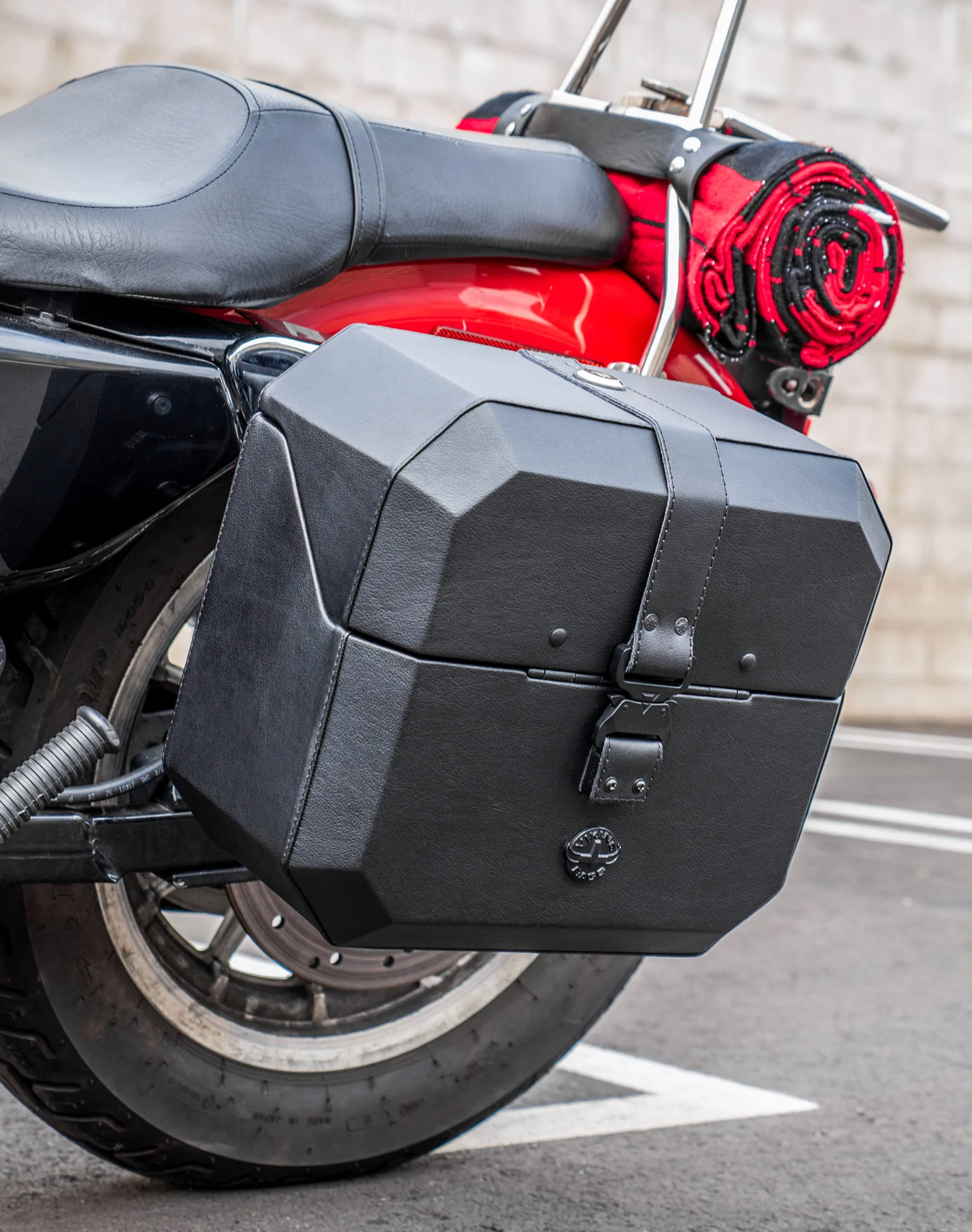 20L - Outlaw Quick-Mount Small Harley Sportster 1200 Low XL1200L Leather Wrapped Hard Saddlebags - Image 4