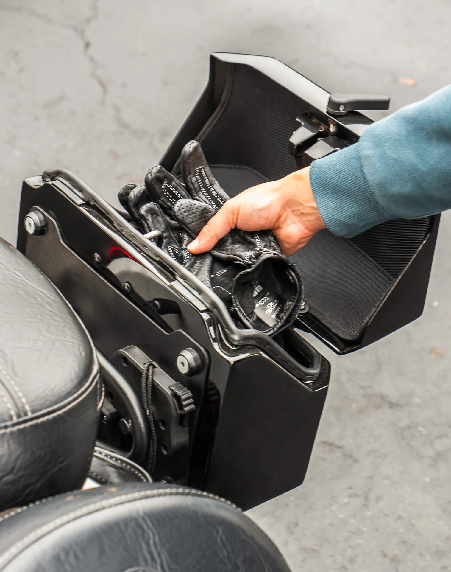 20L - Outlaw Quick-Mount Small Indian Scout Sixty Painted Hard Saddlebags - Image 6