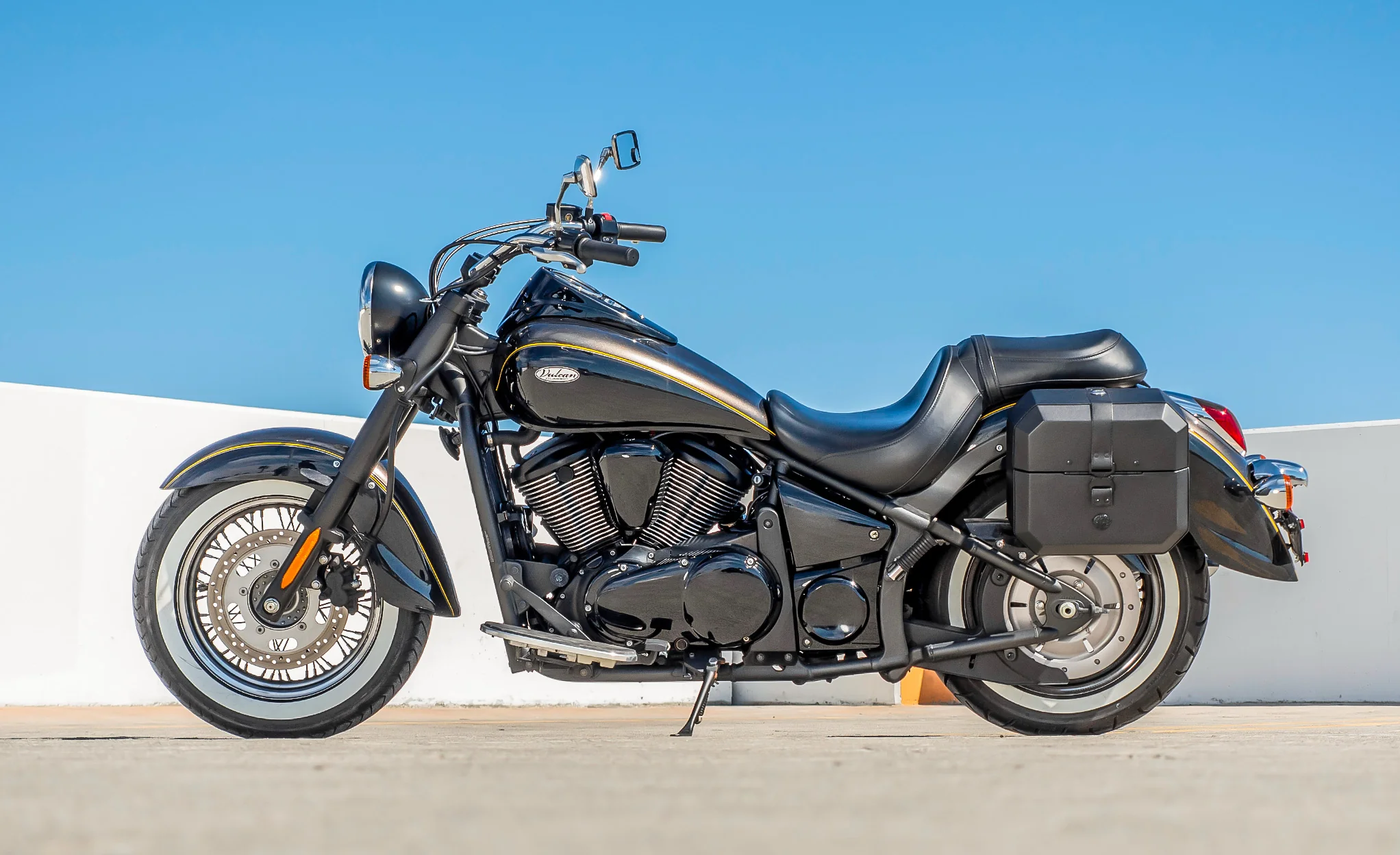 20L - Outlaw Quick-Mount Small Kawasaki Vulcan 900 Classic VN900 Leather Wrapped Hard Saddlebags - Image 2