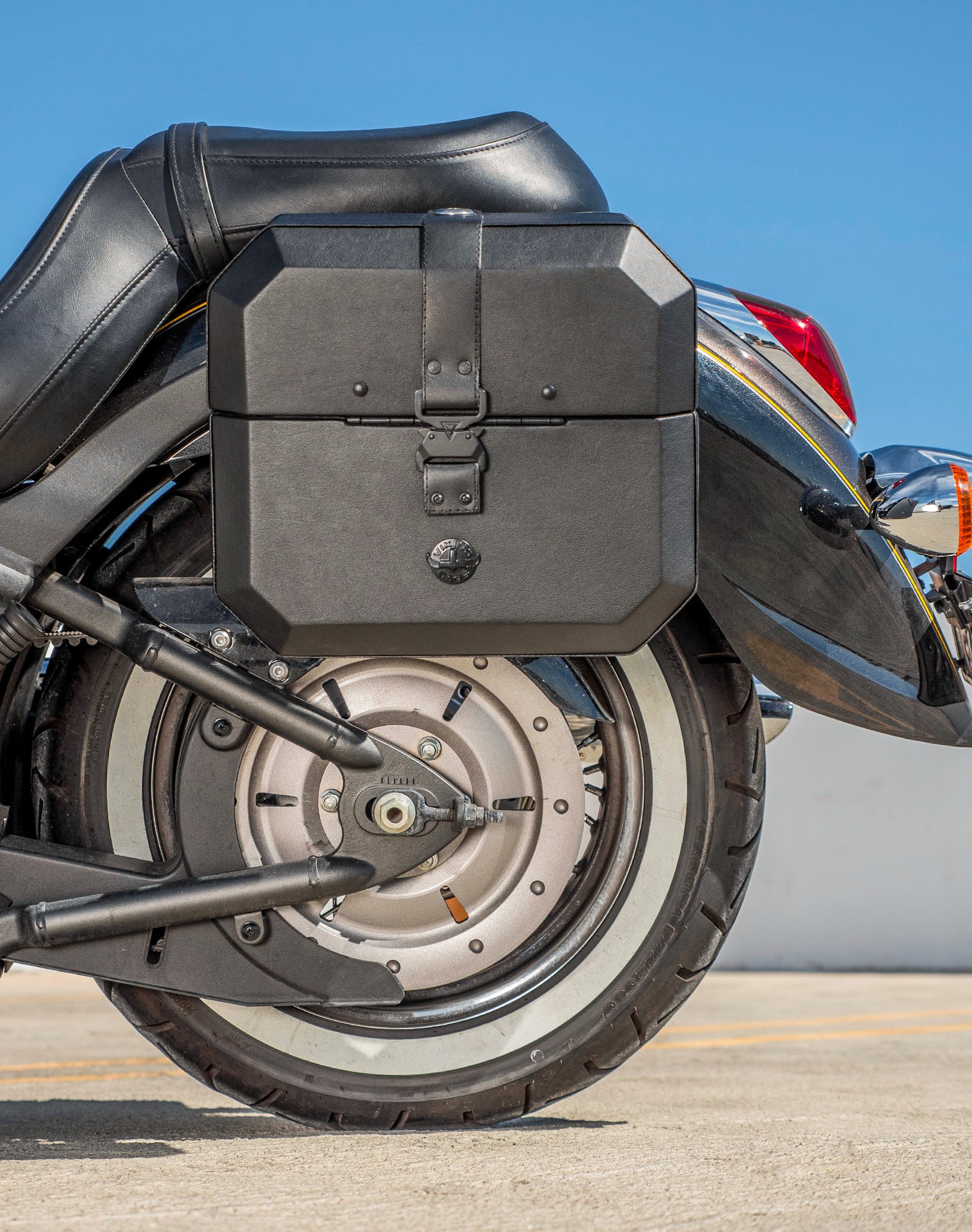 20L - Outlaw Quick-Mount Small Kawasaki Vulcan 900 Classic VN900 Leather Wrapped Hard Saddlebags - Image 4