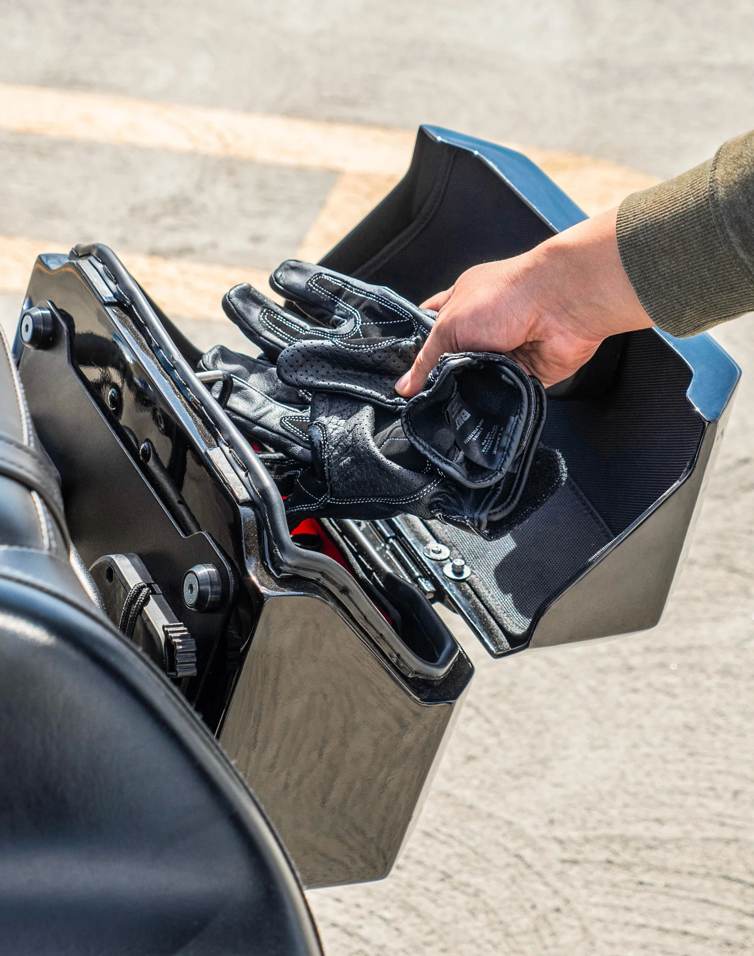 20L - Outlaw Quick-Mount Small Kawasaki Vulcan 900 Classic VN900 Painted Hard Saddlebags - Image 6