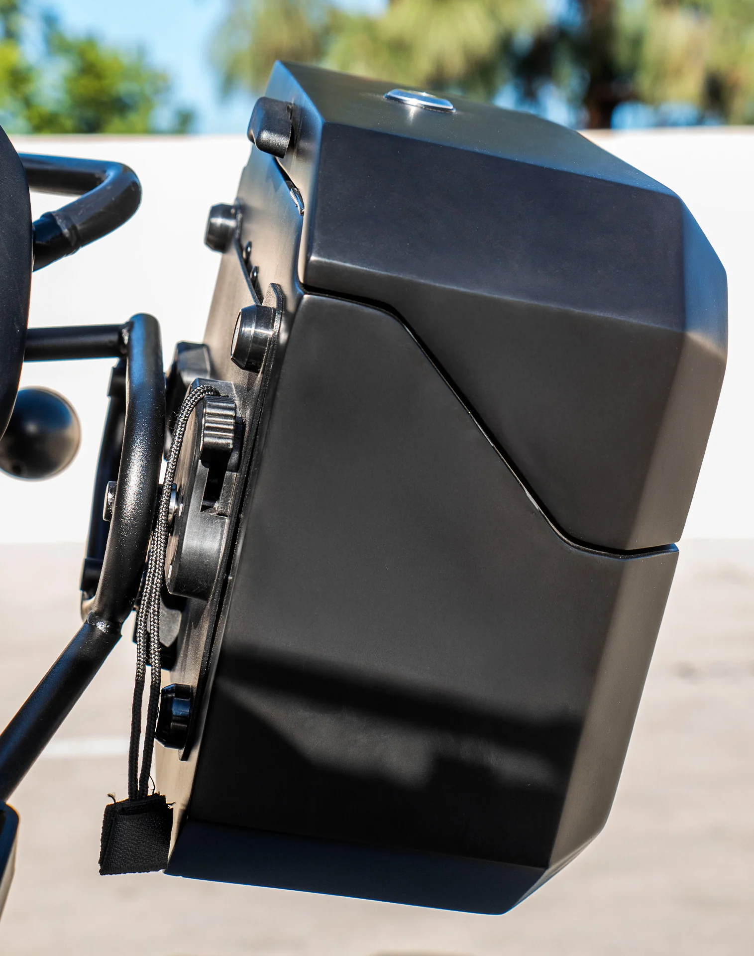 20L - Outlaw Quick-Mount Small Royal Enfield Scram 411 Painted Hard Saddlebags - Image 5
