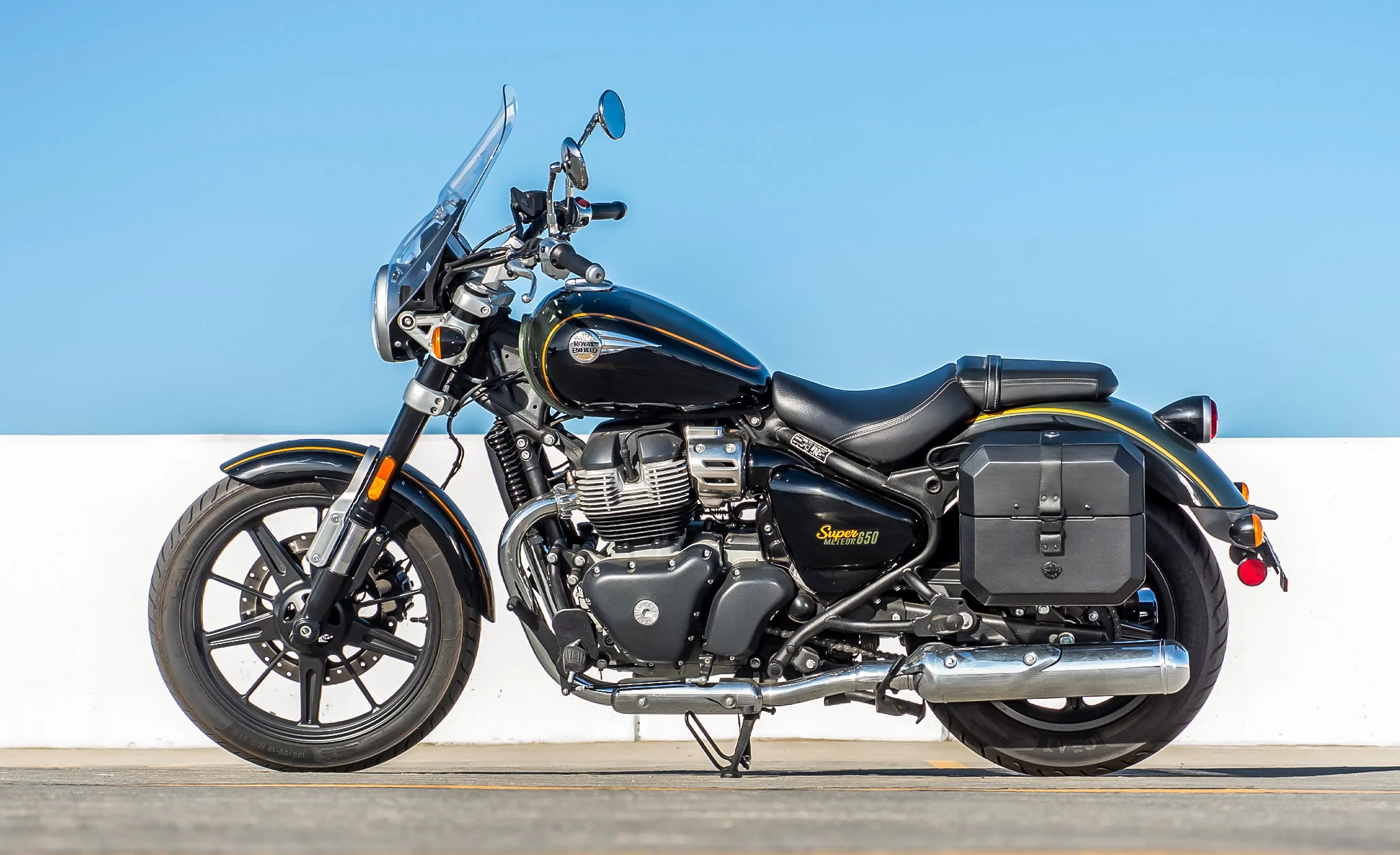 20L - Outlaw Quick-Mount Small Royal Enfield Super Meteor 650 Leather Wrapped Hard Saddlebags - Image 2