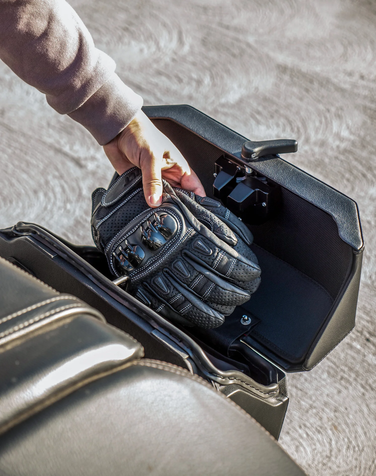 20L - Outlaw Quick-Mount Small Royal Enfield Super Meteor 650 Leather Wrapped Hard Saddlebags - Image 6