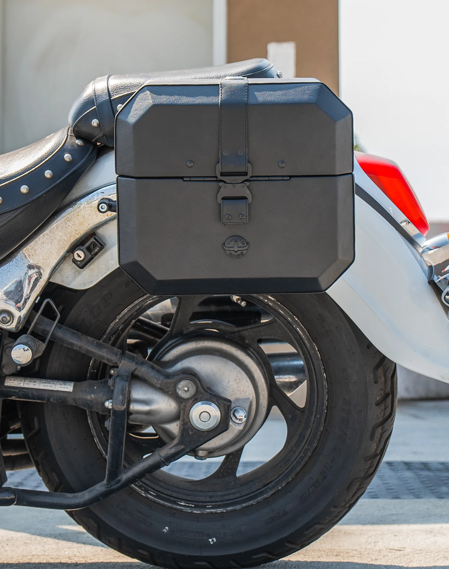 20L - Outlaw Quick-Mount Small Suzuki Boulevard C50 VL800 Leather Wrapped Hard Saddlebags - Image 4