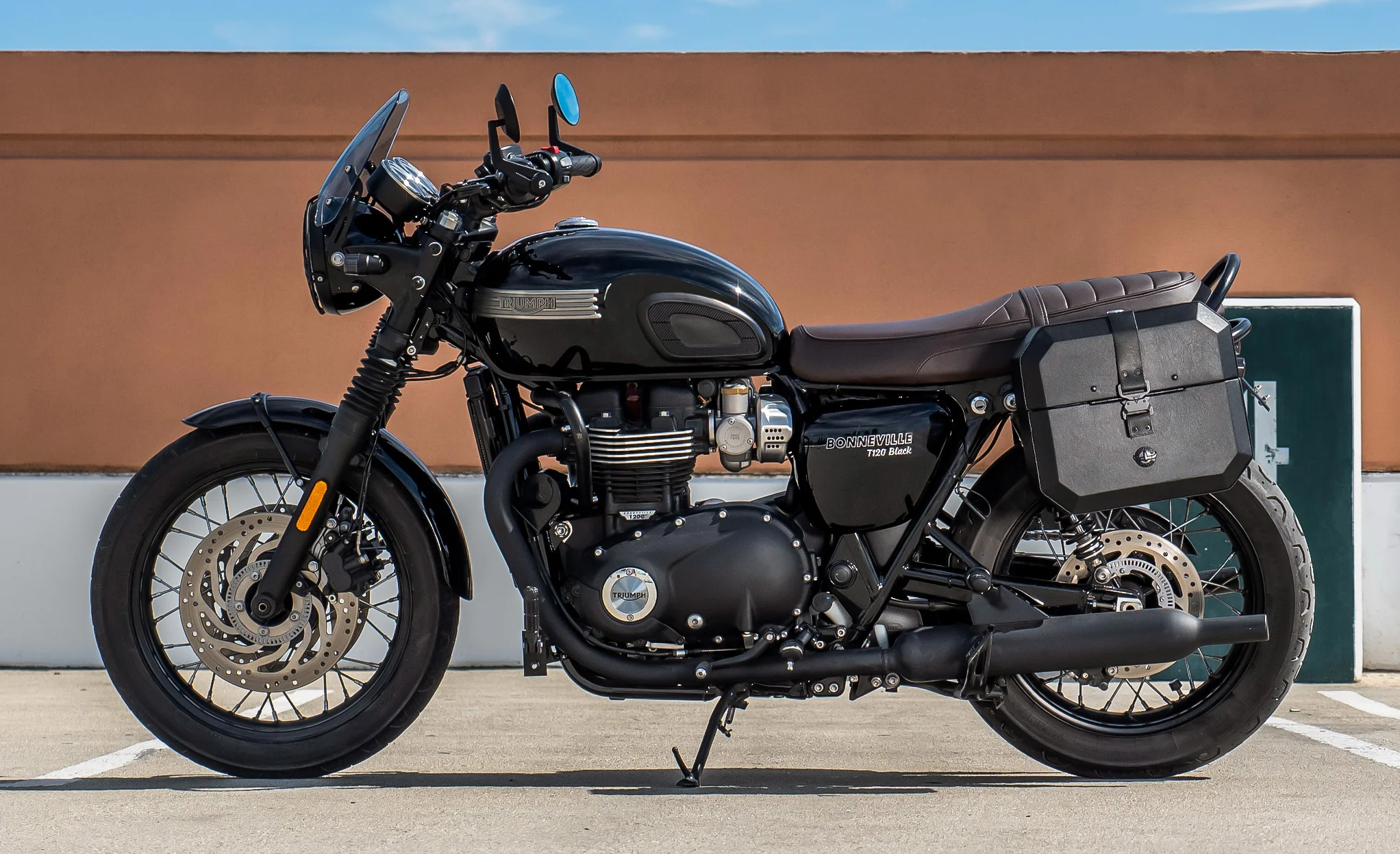 20L - Outlaw Quick-Mount Small Triumph Bonneville T100 Leather Wrapped Hard Saddlebags - Image 2
