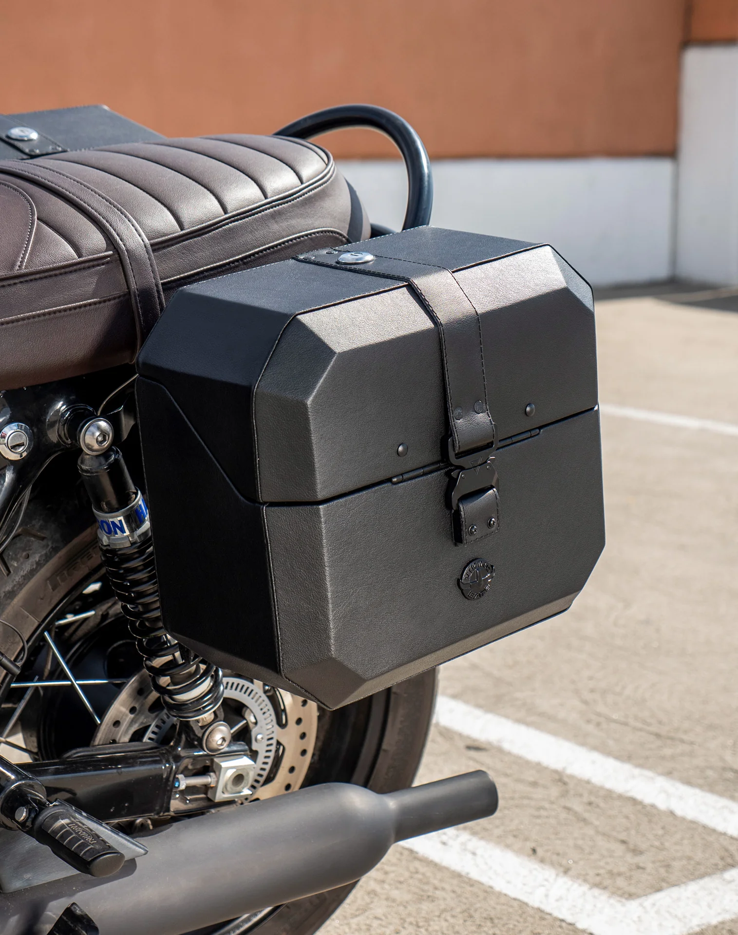 20L - Outlaw Quick-Mount Small Triumph Bonneville T100 Leather Wrapped Hard Saddlebags - Image 4