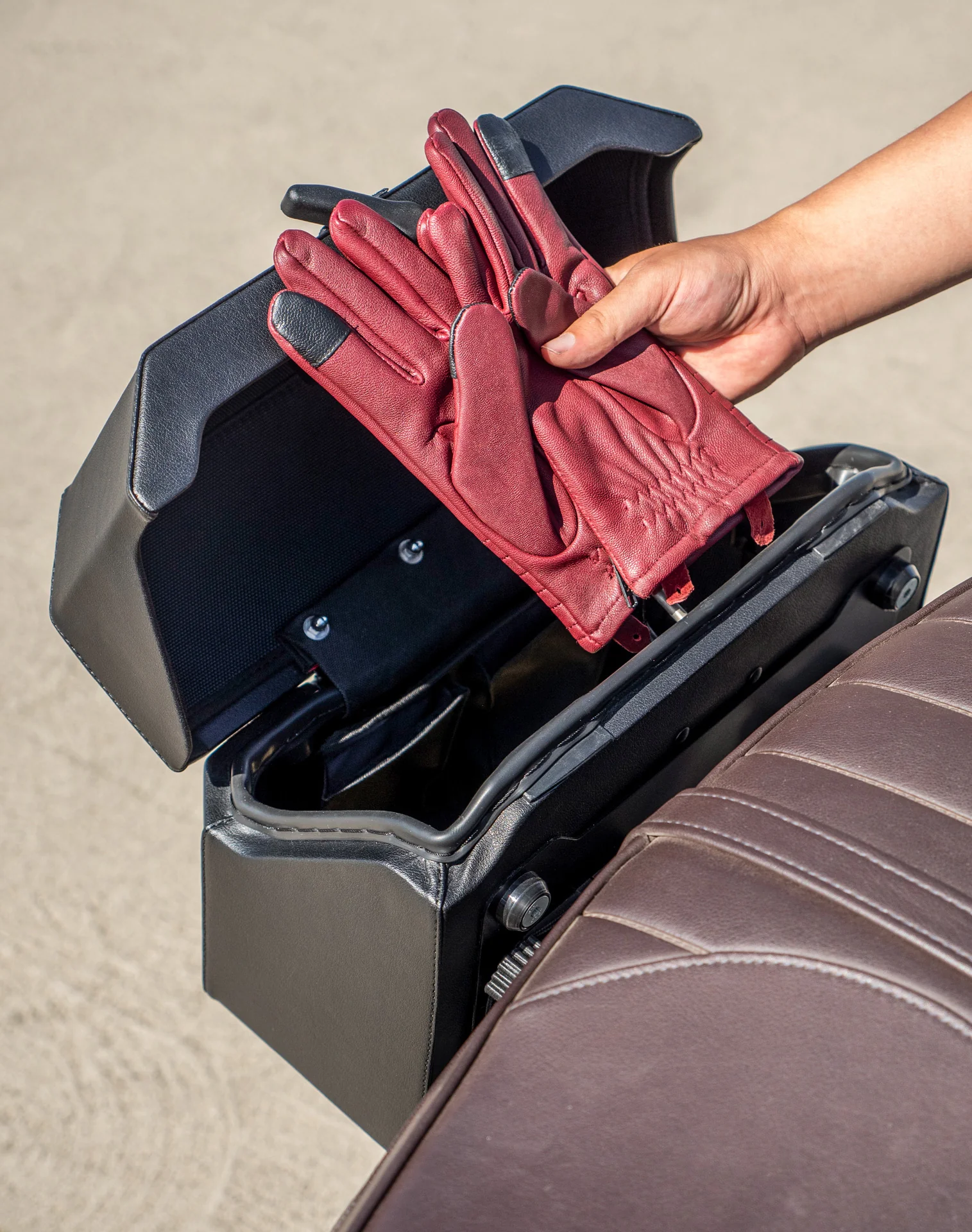 20L - Outlaw Quick-Mount Small Triumph Bonneville T100 Leather Wrapped Hard Saddlebags - Image 6