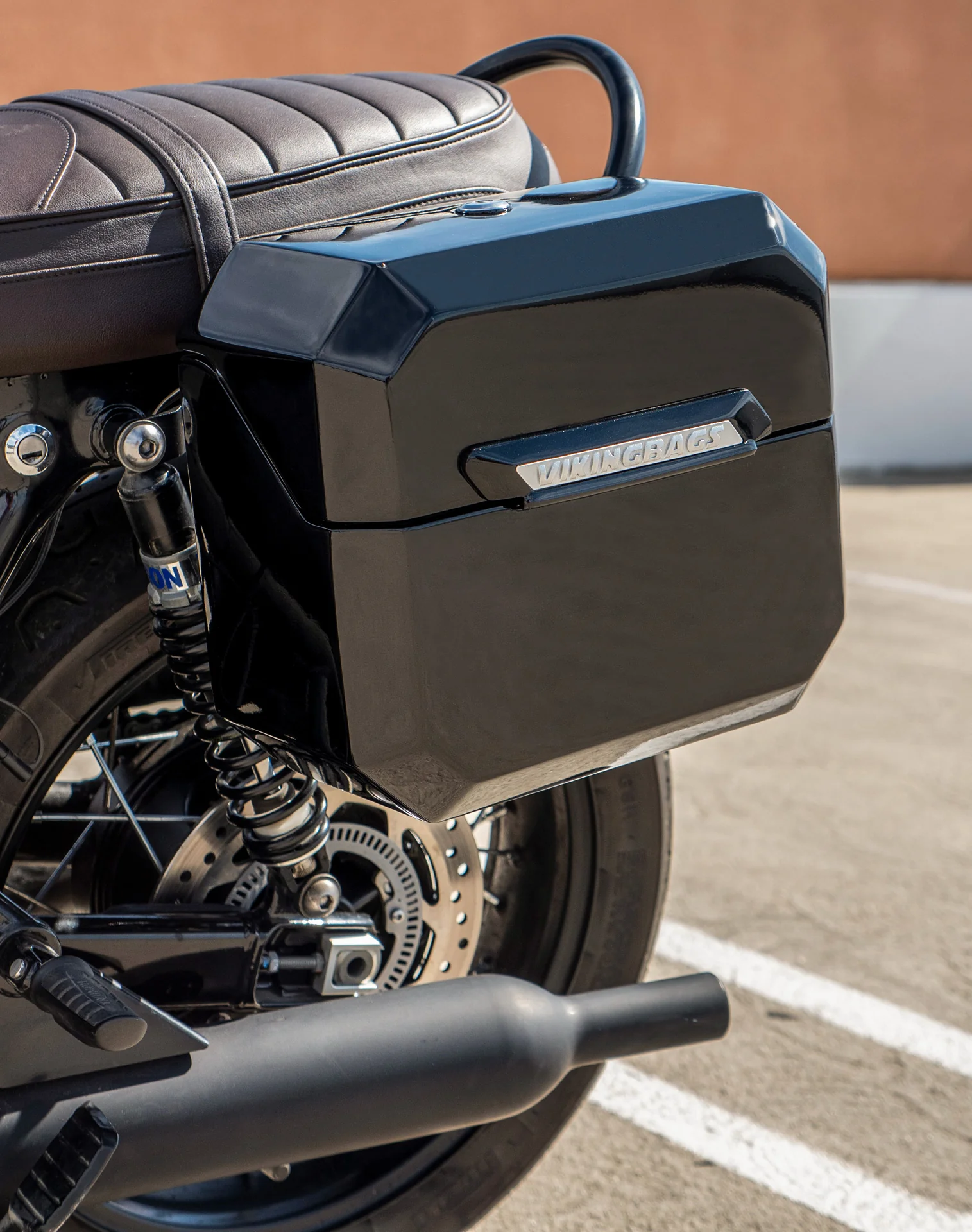 20L - Outlaw Quick-Mount Small Triumph Bonneville T100 Painted Hard Saddlebags - Image 4
