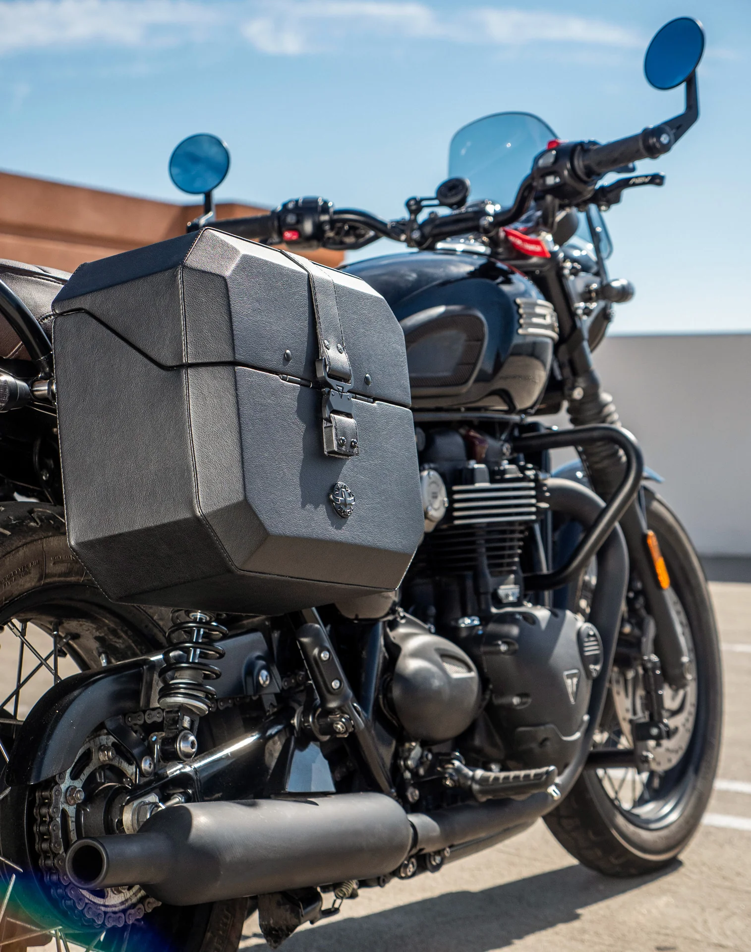 20L - Outlaw Quick-Mount Small Triumph Bonneville T120 Leather Wrapped Hard Saddlebags - Image 3
