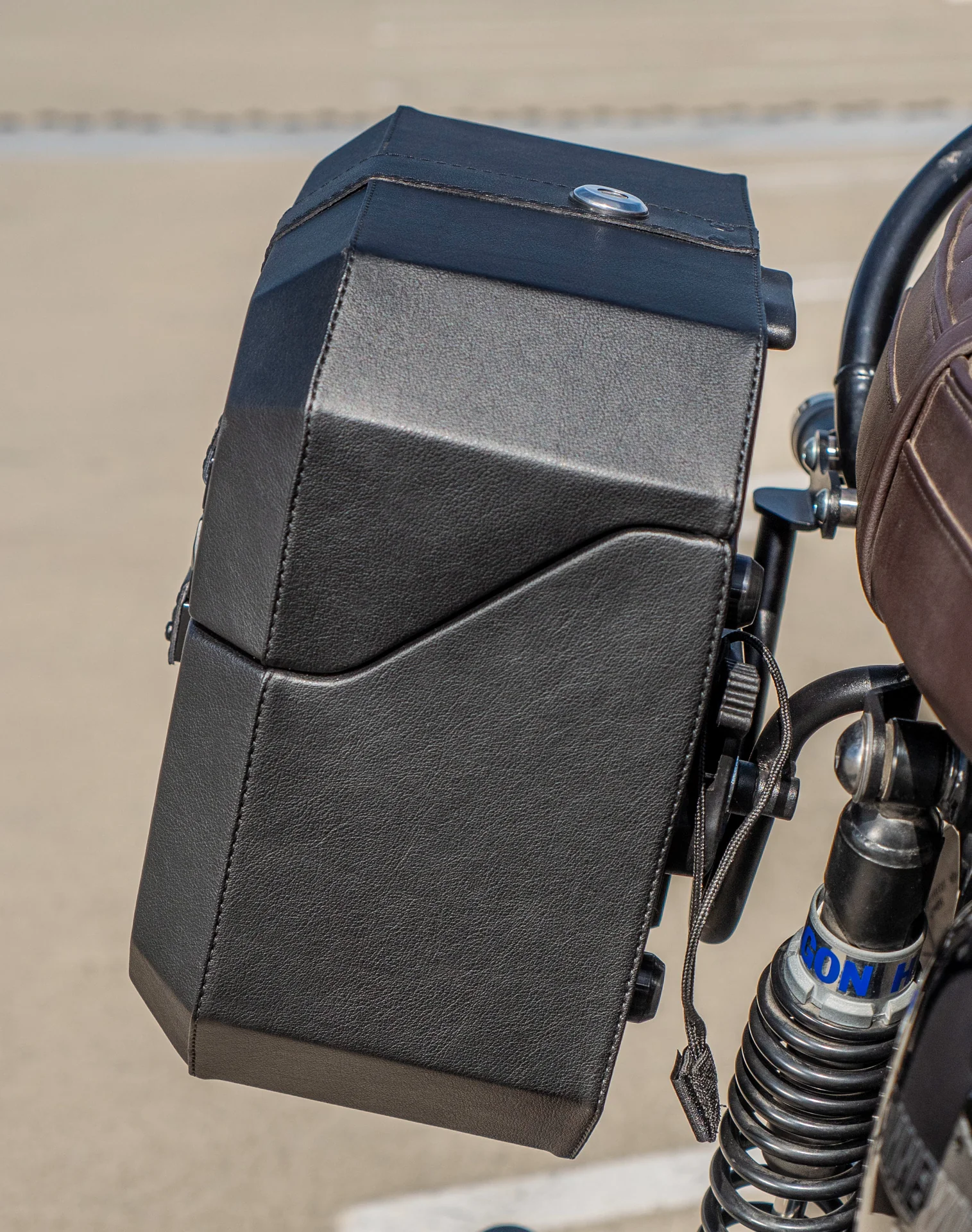 20L - Outlaw Quick-Mount Small Triumph Bonneville T120 Leather Wrapped Hard Saddlebags - Image 5