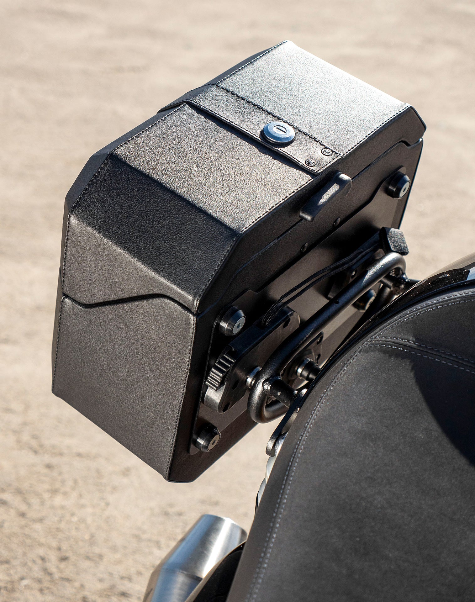 20L - Outlaw Quick-Mount Small Triumph Thruxton RS Leather Wrapped Hard Saddlebags - Image 5
