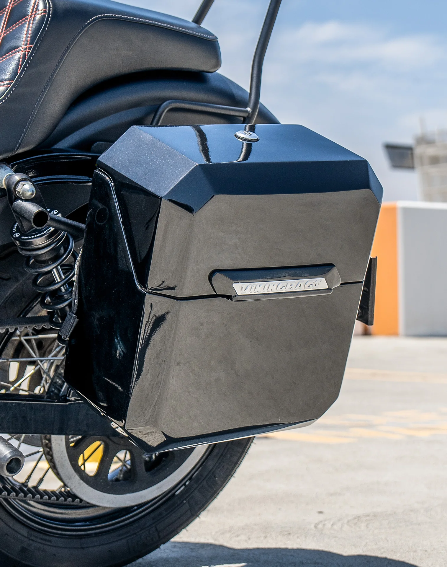 15L - Outlaw Quick Mount Medium Harley Dyna Street Bob FXDB Painted Hard Solo Saddlebag (Left Only) - Image 5