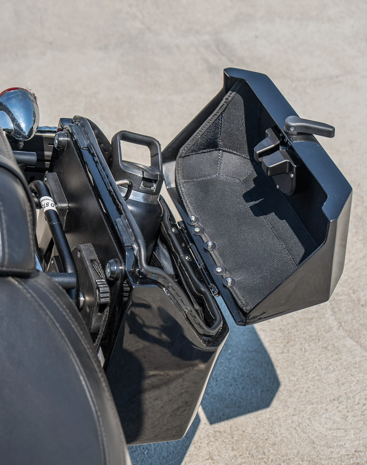 15L - Outlaw Quick Mount Medium Harley Softail Fat Boy FLFB/S Painted Hard Solo Saddlebag (Left Only) - Image 6