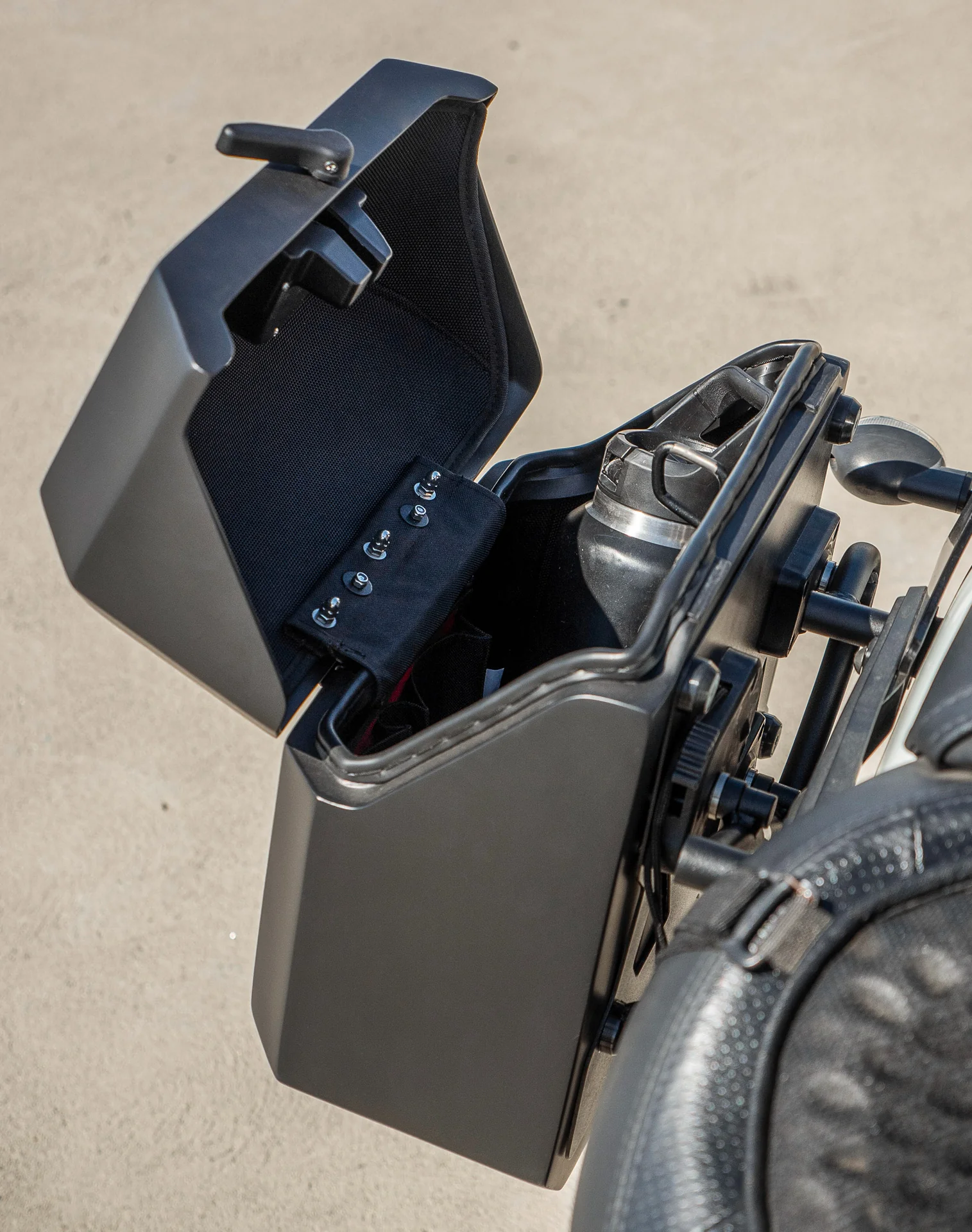15L - Outlaw Quick Mount Medium Kawasaki Vulcan S Matte Hard Solo Saddlebag (Right Only) - Image 6