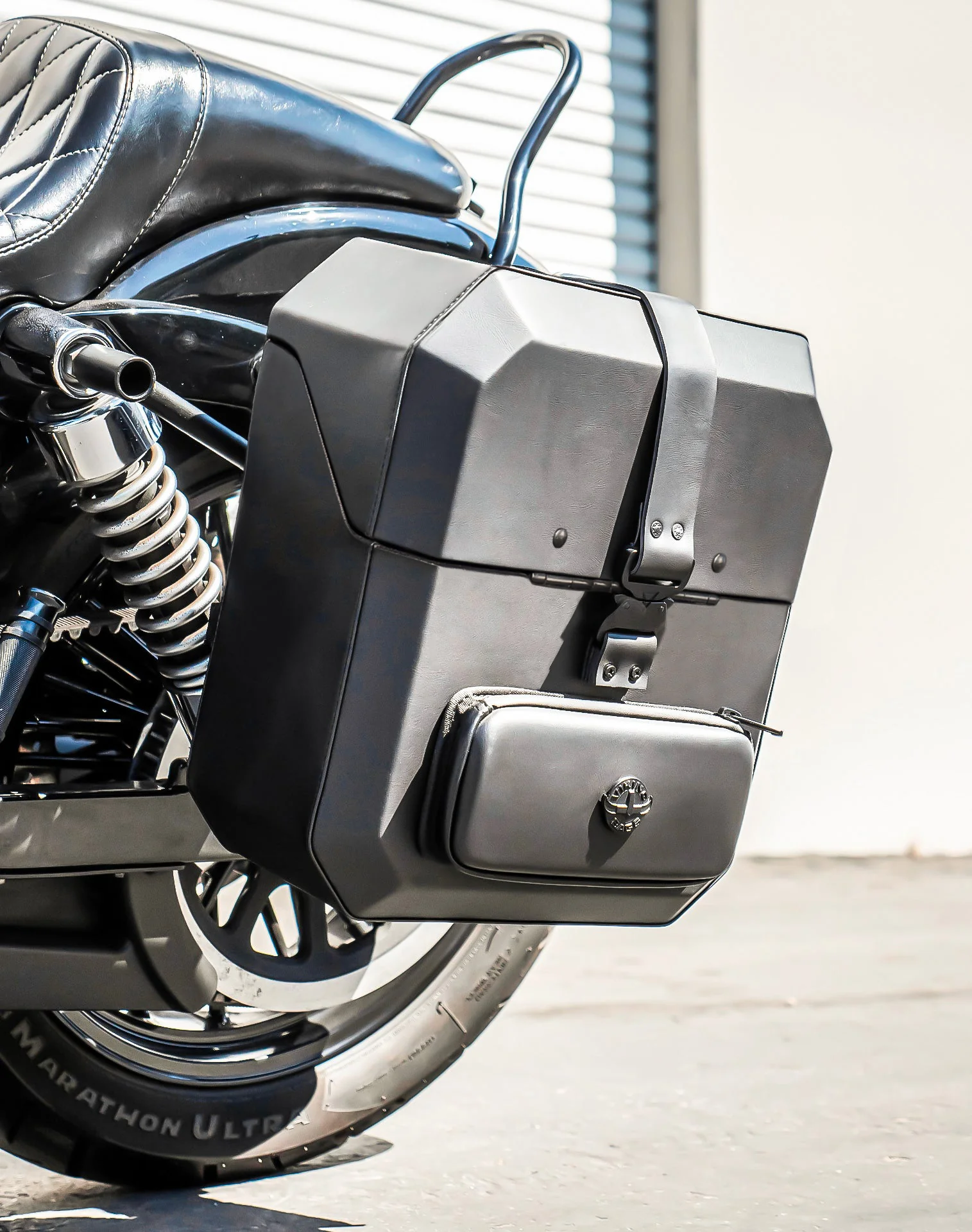 15L - Outlaw Quick Mount Medium Harley Dyna Wide Glide FXDWG Hard Solo Saddlebag (Left Only) - Image 4