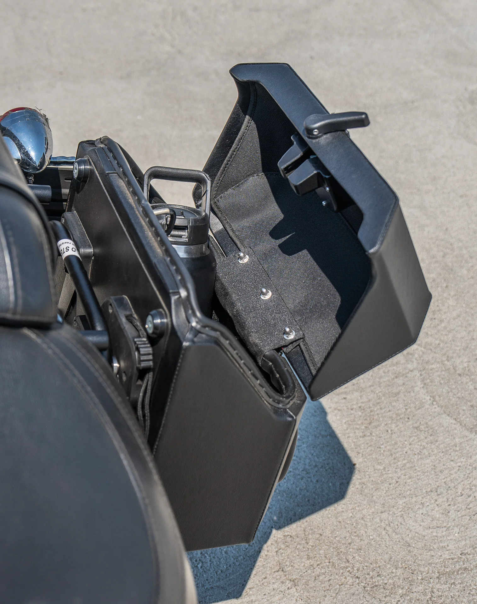 15L - Outlaw Quick Mount Medium Harley Softail Fat Boy FLFB/S Hard Solo Saddlebag (Left Only) - Image 6