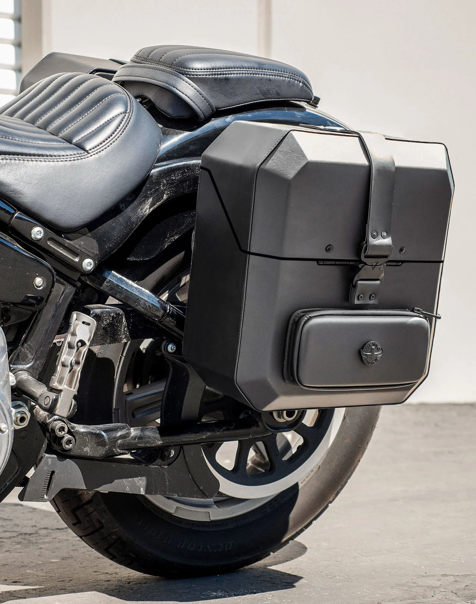 15L - Outlaw Quick Mount Medium Harley Softail Standard FXST Hard Solo Saddlebag (Left Only) - Image 4