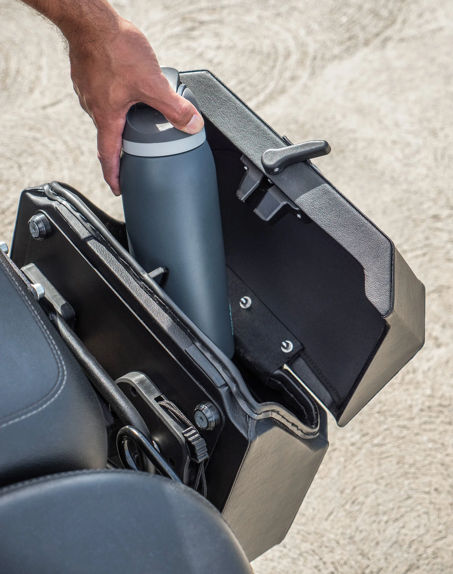 15L - Outlaw Quick Mount Medium Harley Sportster 1200 Custom XL1200C Hard Solo Saddlebag (Left Only) - Image 6