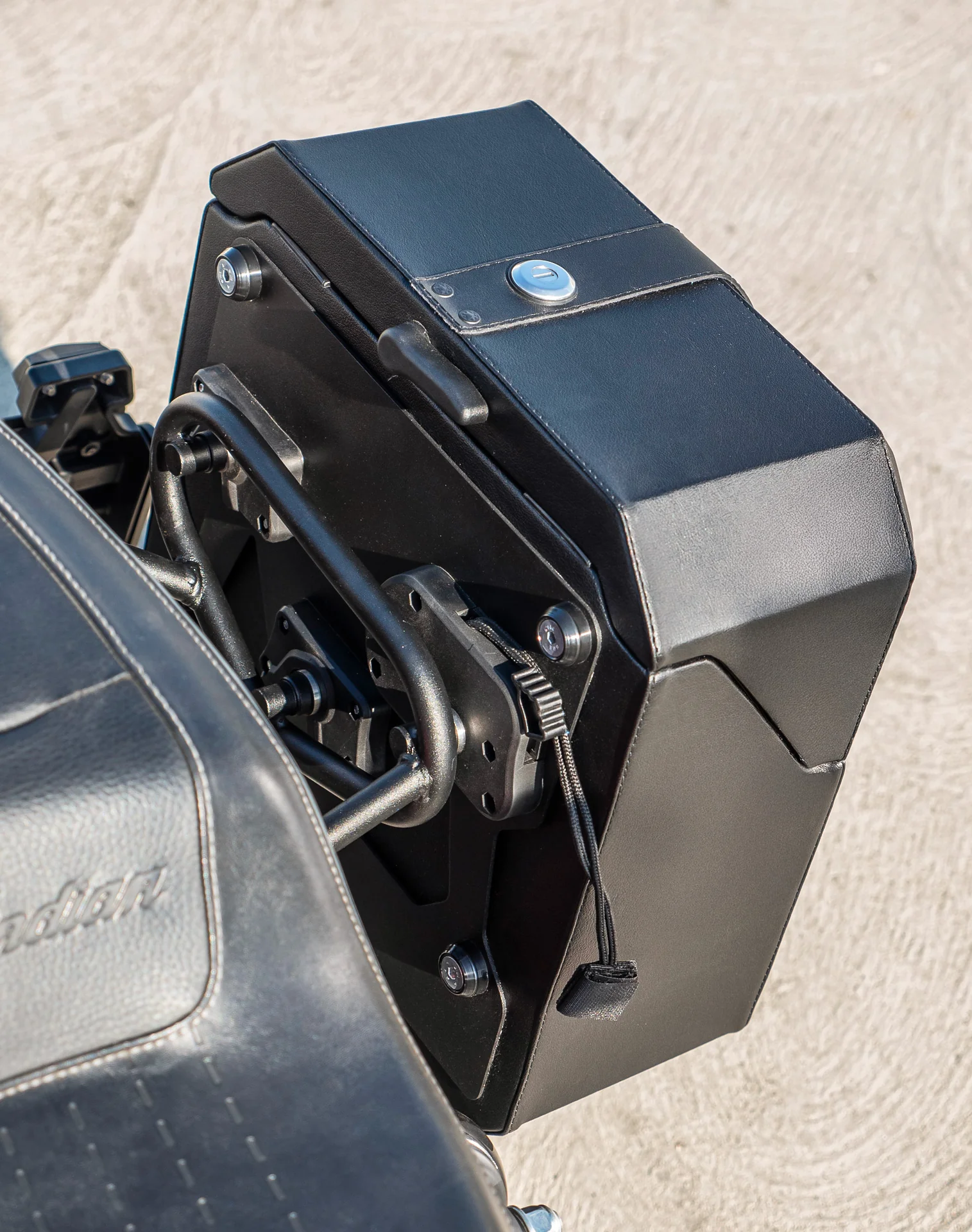 15L - Outlaw Quick Mount Medium Indian Chief Bobber Hard Solo Saddlebag (Left Only) - Image 5