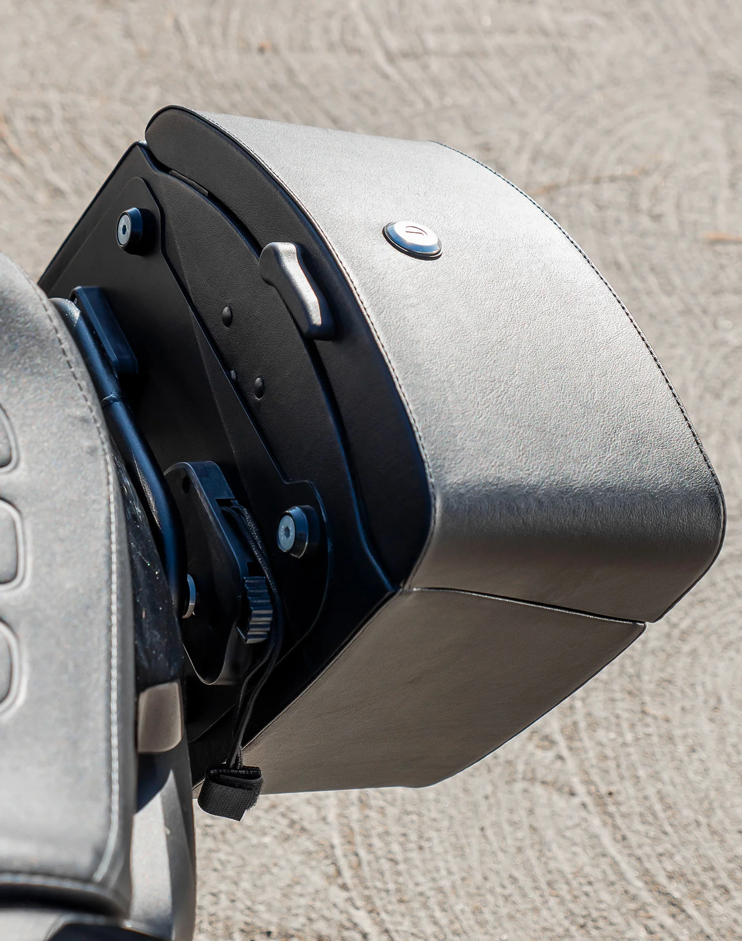 12L - Ironclad Quick Mount Medium Harley Sportster S (RH1250S) Hard Solo Saddlebag (Left Only) - Image 5