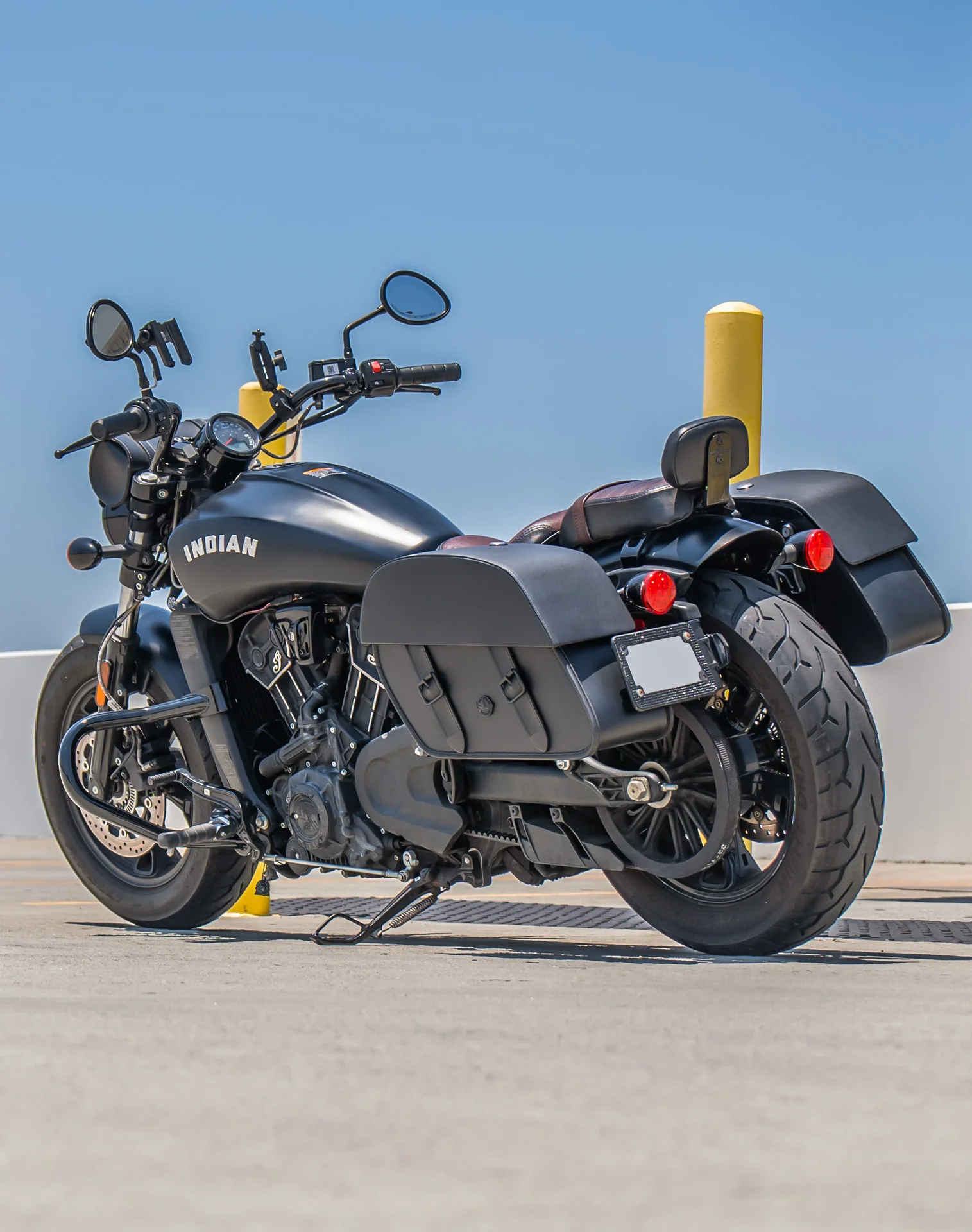 28L - Baelor Medium Quick Mount Indian Scout Bobber Motorcycle Saddlebags - Image 3