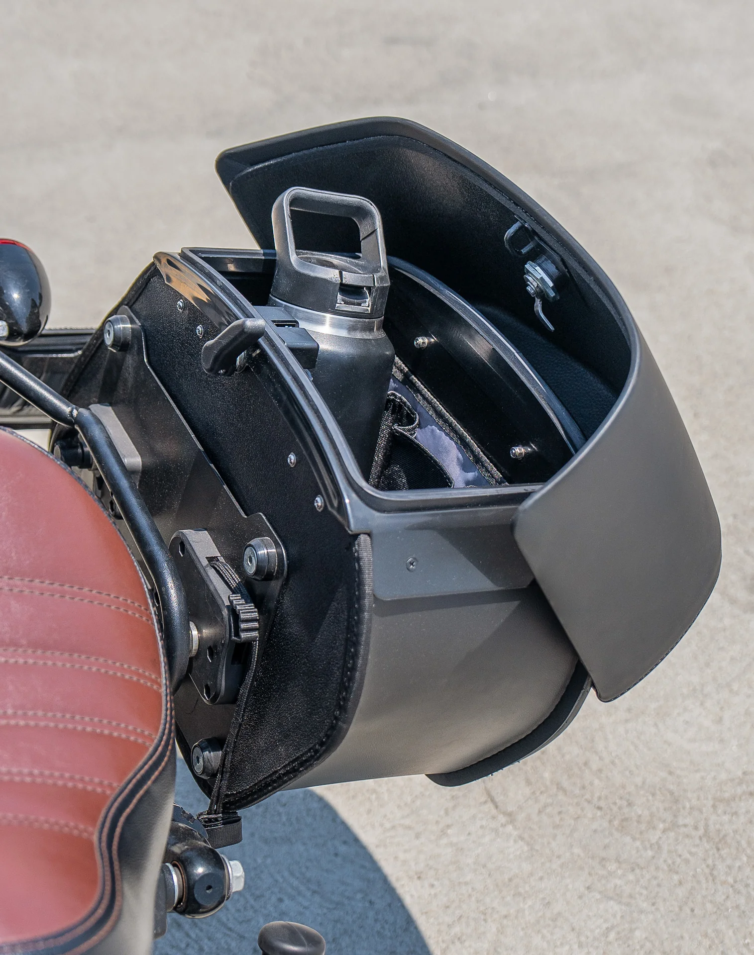 28L - Baelor Medium Quick Mount Indian Scout Bobber Motorcycle Saddlebags - Image 6