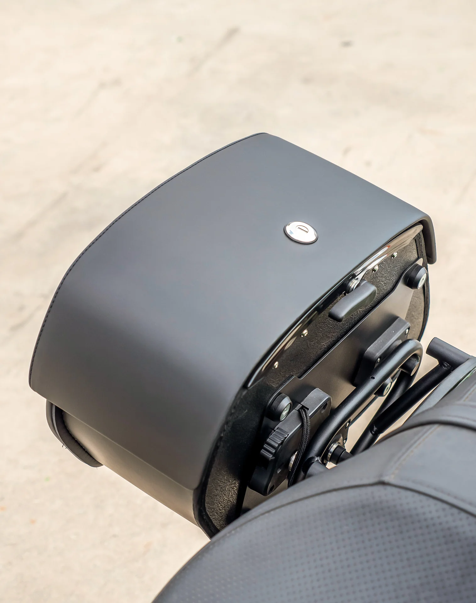 28L - Baelor Medium Quick Mount Kawasaki Vulcan 900 Custom VN900C Motorcycle Saddlebags - Image 5