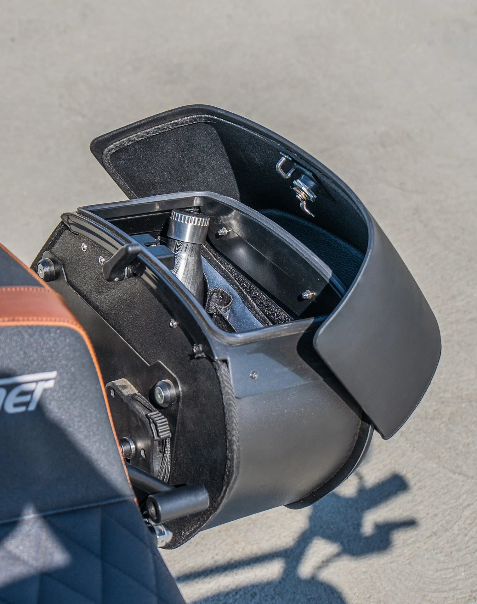 28L - Panzer Medium Quick Mount Leather Saddlebags For Harley Dyna Super Glide FXD/I - Image 6