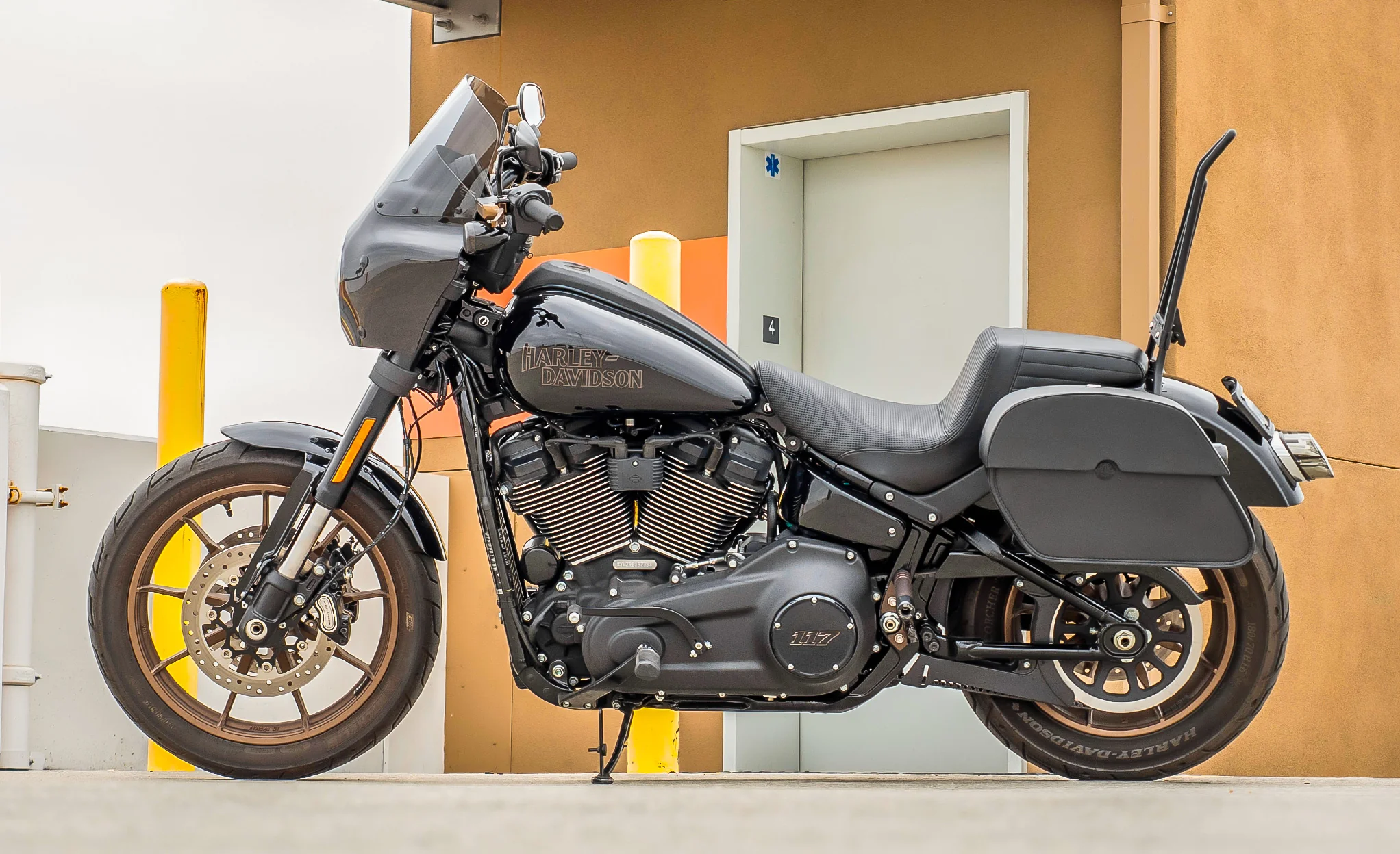 28L - Panzer Medium Quick Mount Leather Saddlebags For Harley Softail Low Rider S FXLRS - Image 2