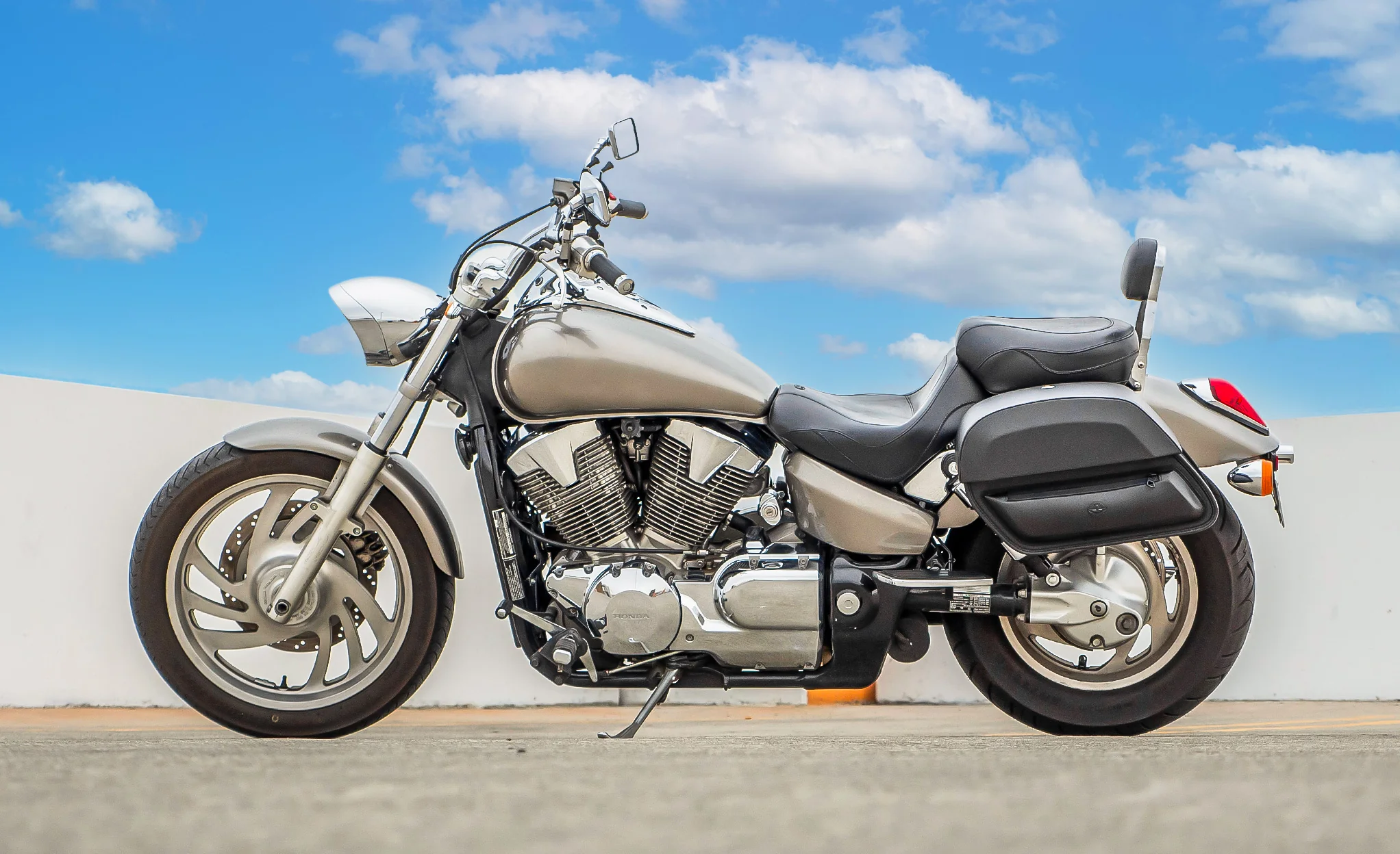 28L - Pantheon Medium Hard Mount Honda VTX 1800 C Leather Motorcycle Saddlebags - Image 2